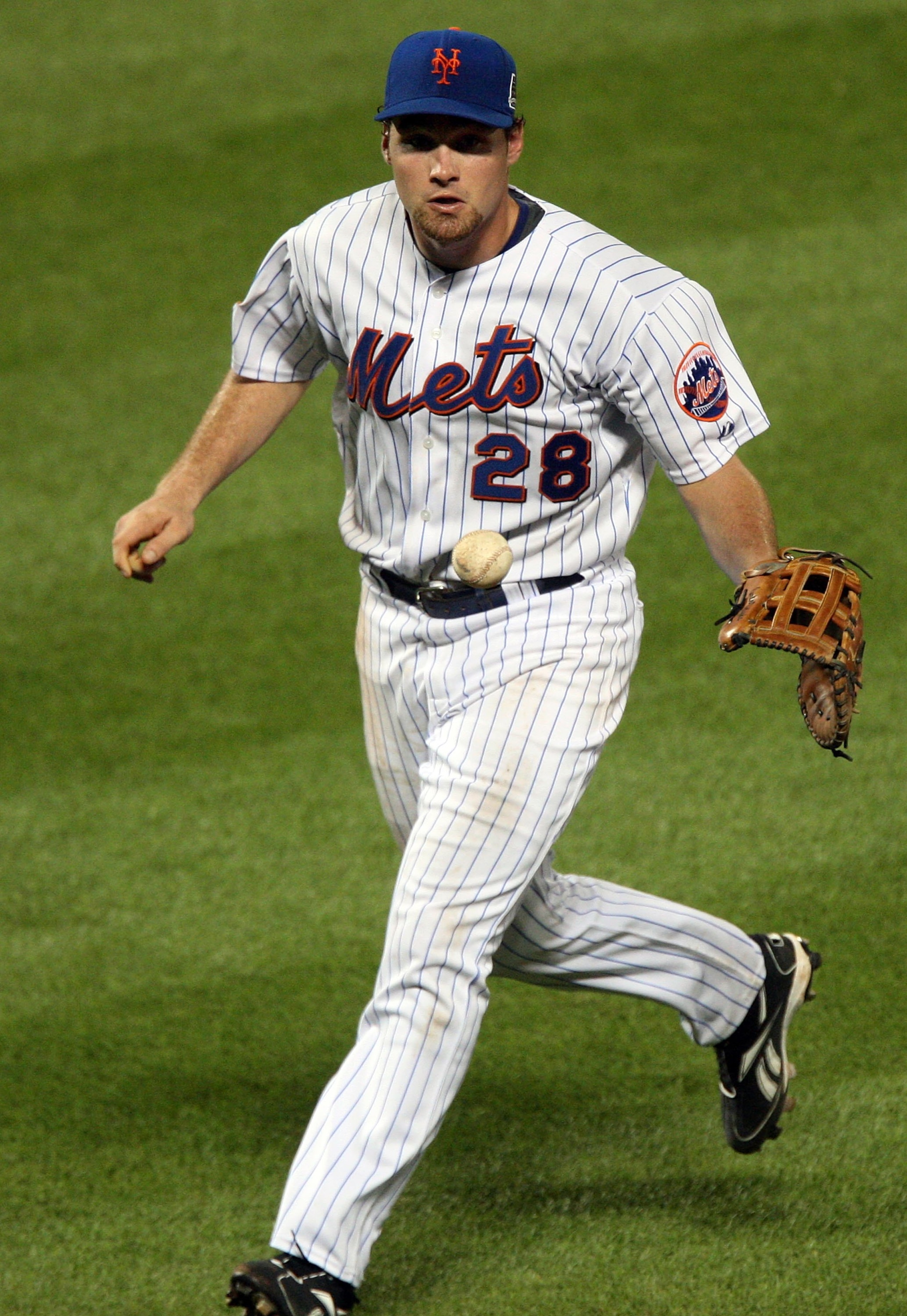 NEW YORK - AUGUST 19:  Daniel Murphy #28 of the New York Mets fields the ball against the Atlanta Braves on August 19, 2009 at Citi Field in the Flushing neighborhood of the Queens borough of New York City.  (Photo by Jim McIsaac/Getty Images)