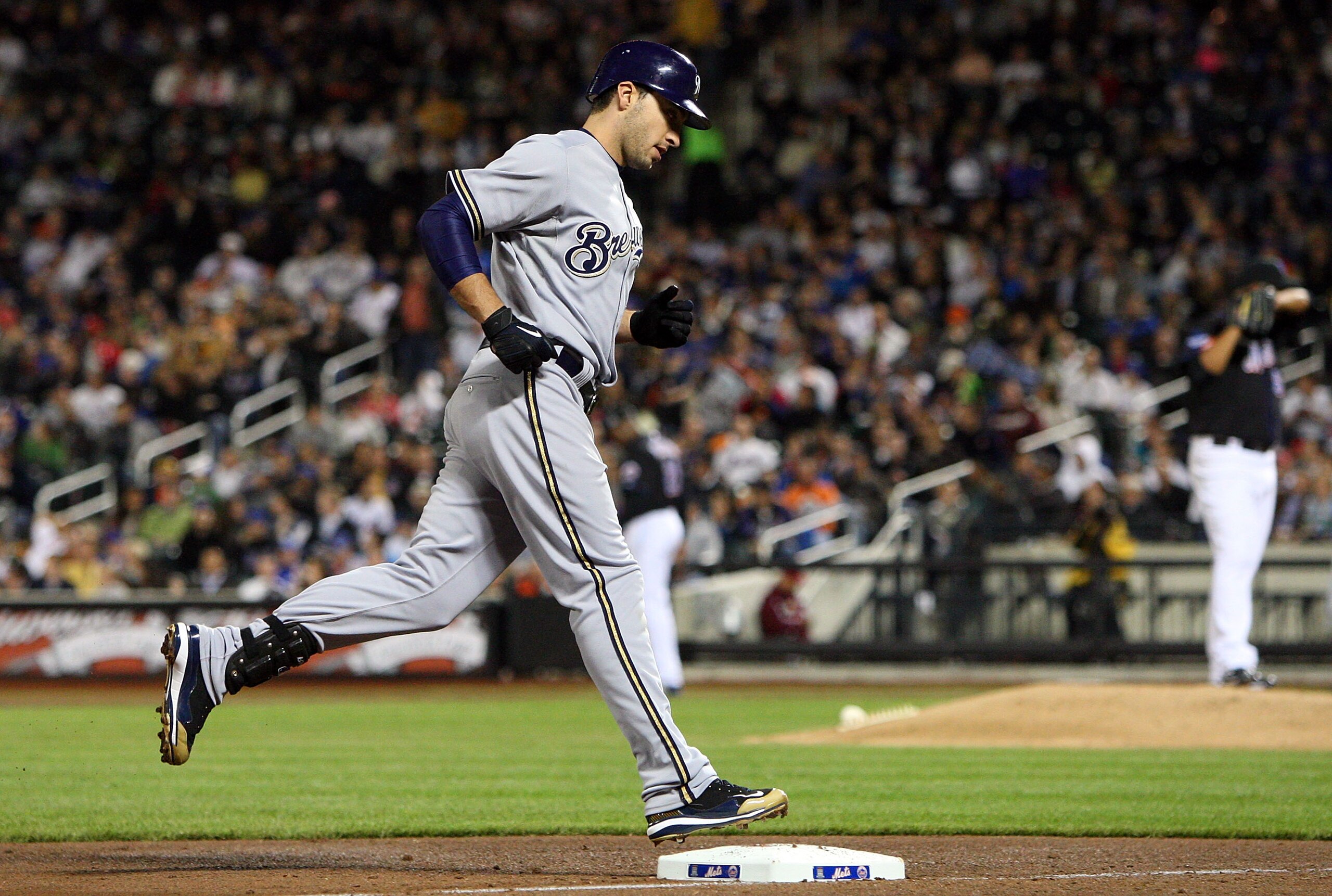 NEW YORK - APRIL 17:  Ryan Braun #8 of the Milwaukee Brewers rounds third base after his sixth inning three run home run against Livan Hernandez #61 of the New York Mets on April 17, 2009 at Citi Field in the Flushing neighborhood of the Queens borough of