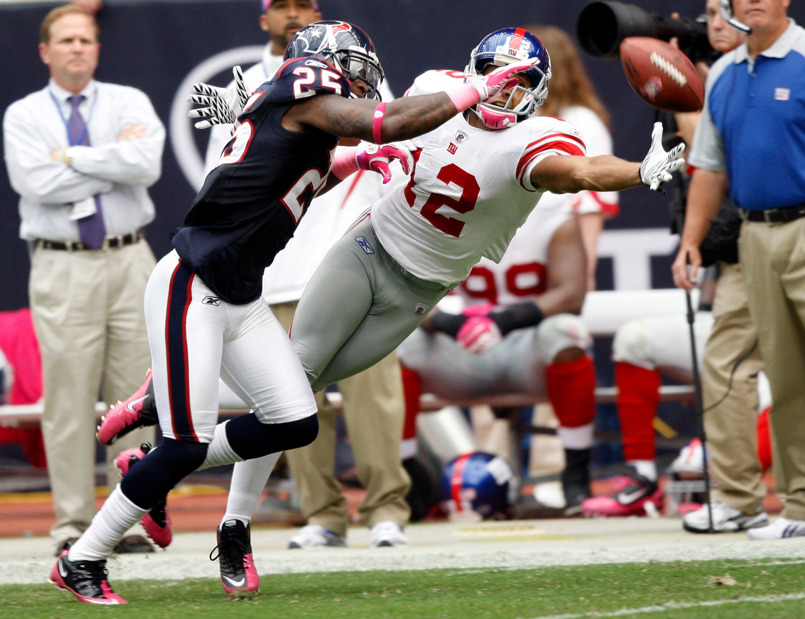 HOUSTON - OCTOBER 10:  Wide recveiver Steve Smith #12 of the New York Giants has the ball just go off his fingertips as cornerback Kareem Jackson #25 of the Houston Texans defends at Reliant Stadium on October 10, 2010 in Houston, Texas.  (Photo by Bob Le