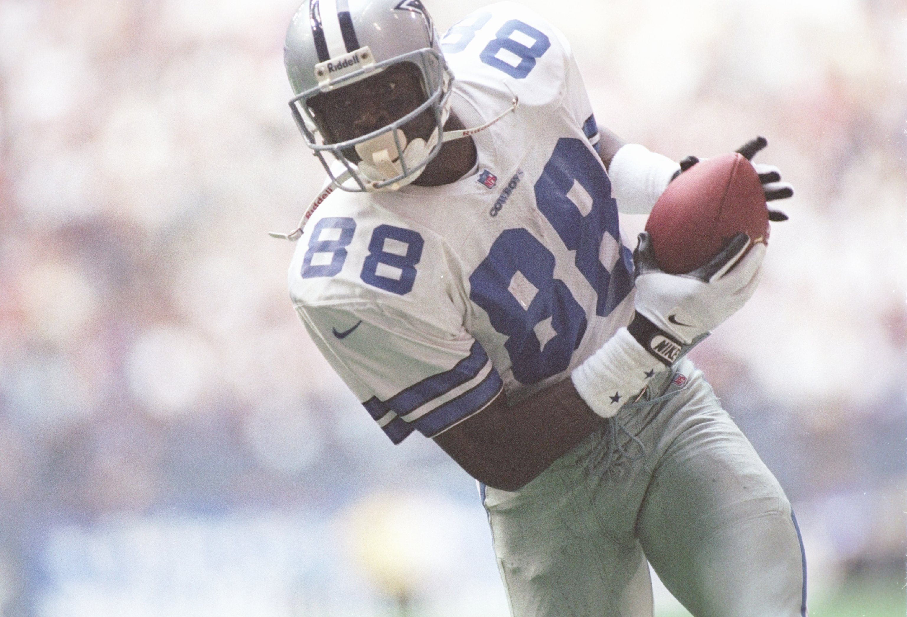 28 Dec 1996:  Wide receiver Michael Irvin of the Dallas Cowboys moves down the field during a game against the Minnesota Vikings at Texas Stadium in Irving, Texas.  The Cowboys won the game, 40-15. Mandatory Credit: Brian Bahr  /Allsport