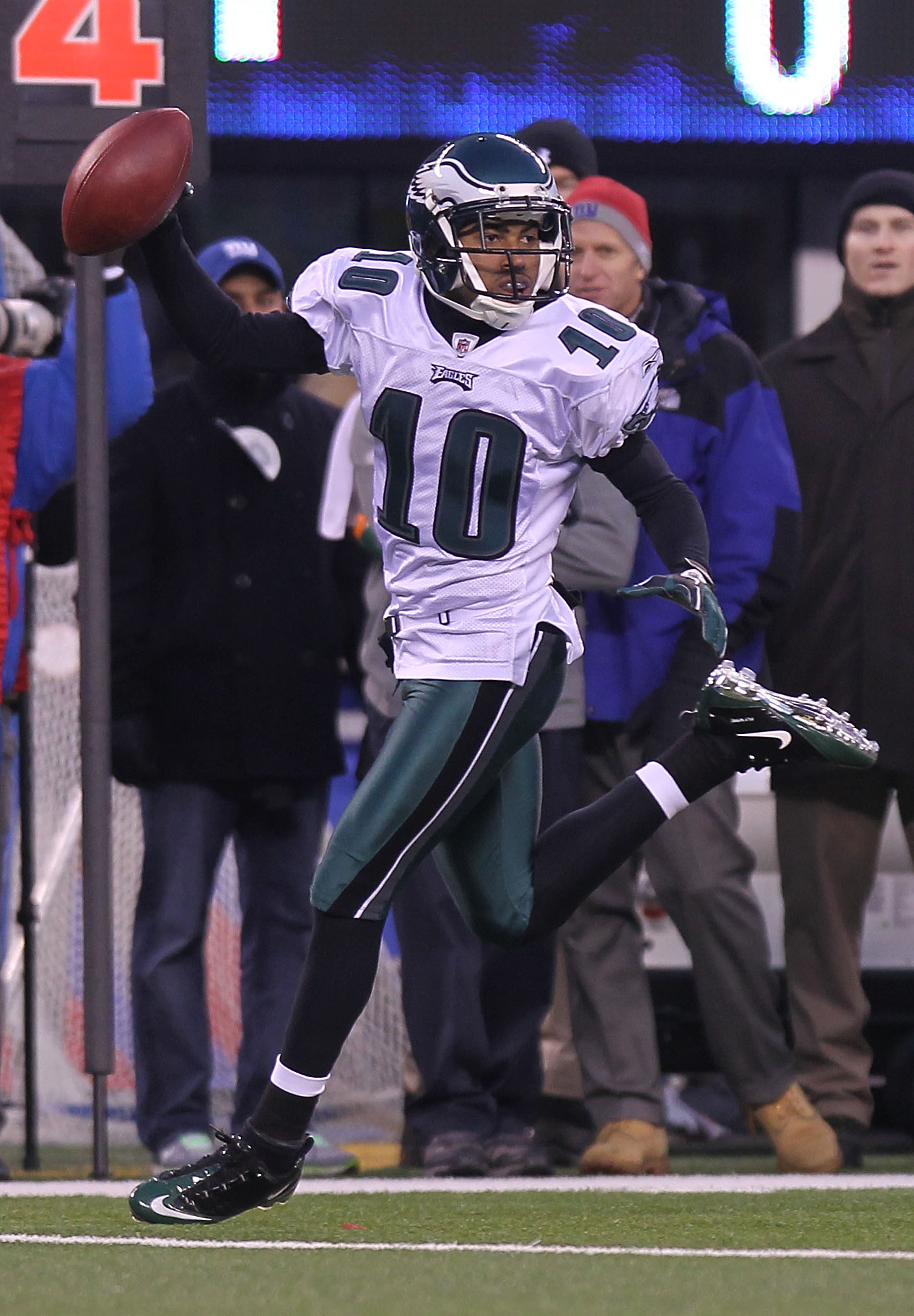 EAST RUTHERFORD, NJ - DECEMBER 19:  DeSean Jackson #10 of the Philadelphia Eagles runs in the game winning touchdown on a punt return against the New York Giants at New Meadowlands Stadium on December 19, 2010 in East Rutherford, New Jersey.  (Photo by Ni