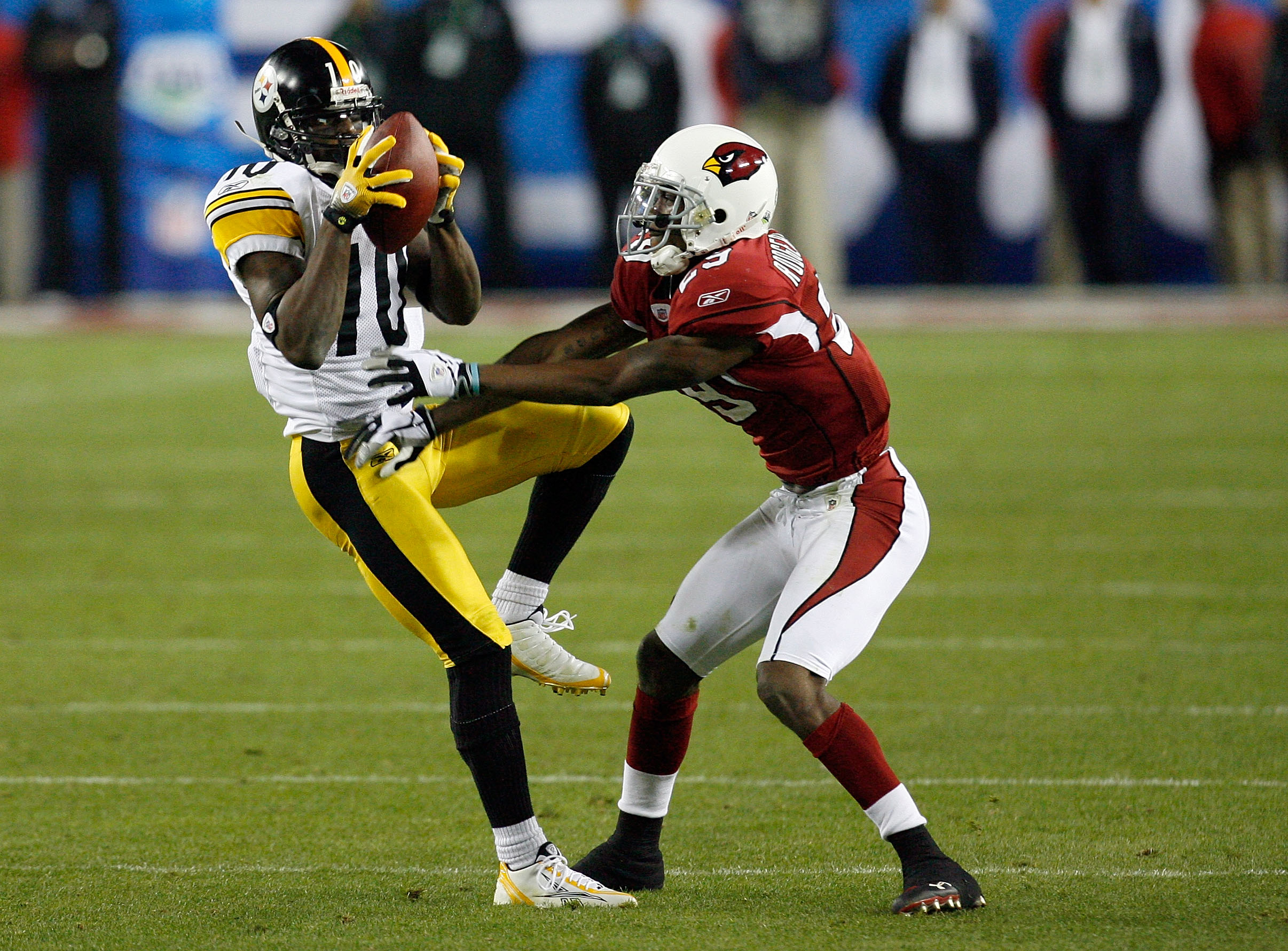 TAMPA, FL - FEBRUARY 01:  Santonio Holmes #10 of the Pittsburgh Steelers makes a reception against  the Arizona Cardinals during Super Bowl XLIII on February 1, 2009 at Raymond James Stadium in Tampa, Florida.  (Photo by Kevin C. Cox/Getty Images)