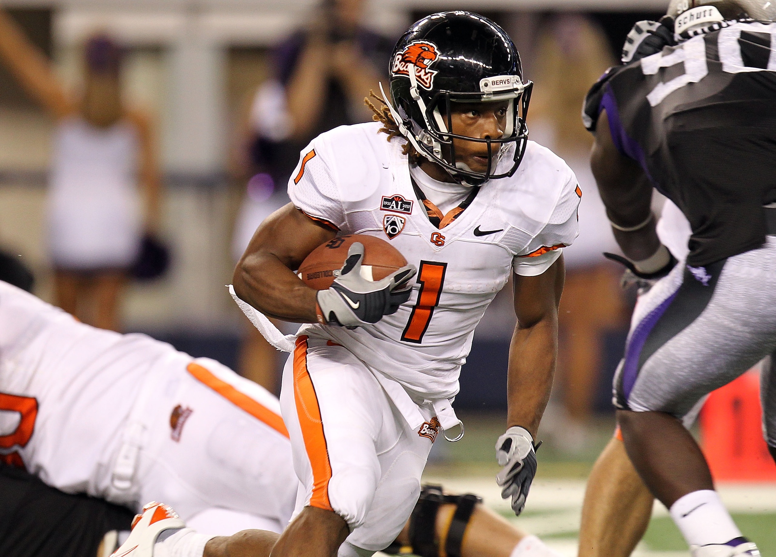 ARLINGTON, TX - SEPTEMBER 04:  Running back Jacquizz Rodgers #1 of the Oregon State Beavers runs against the TCU Horned Frogs in the third quarter at Cowboys Stadium on September 4, 2010 in Arlington, Texas.  (Photo by Ronald Martinez/Getty Images)