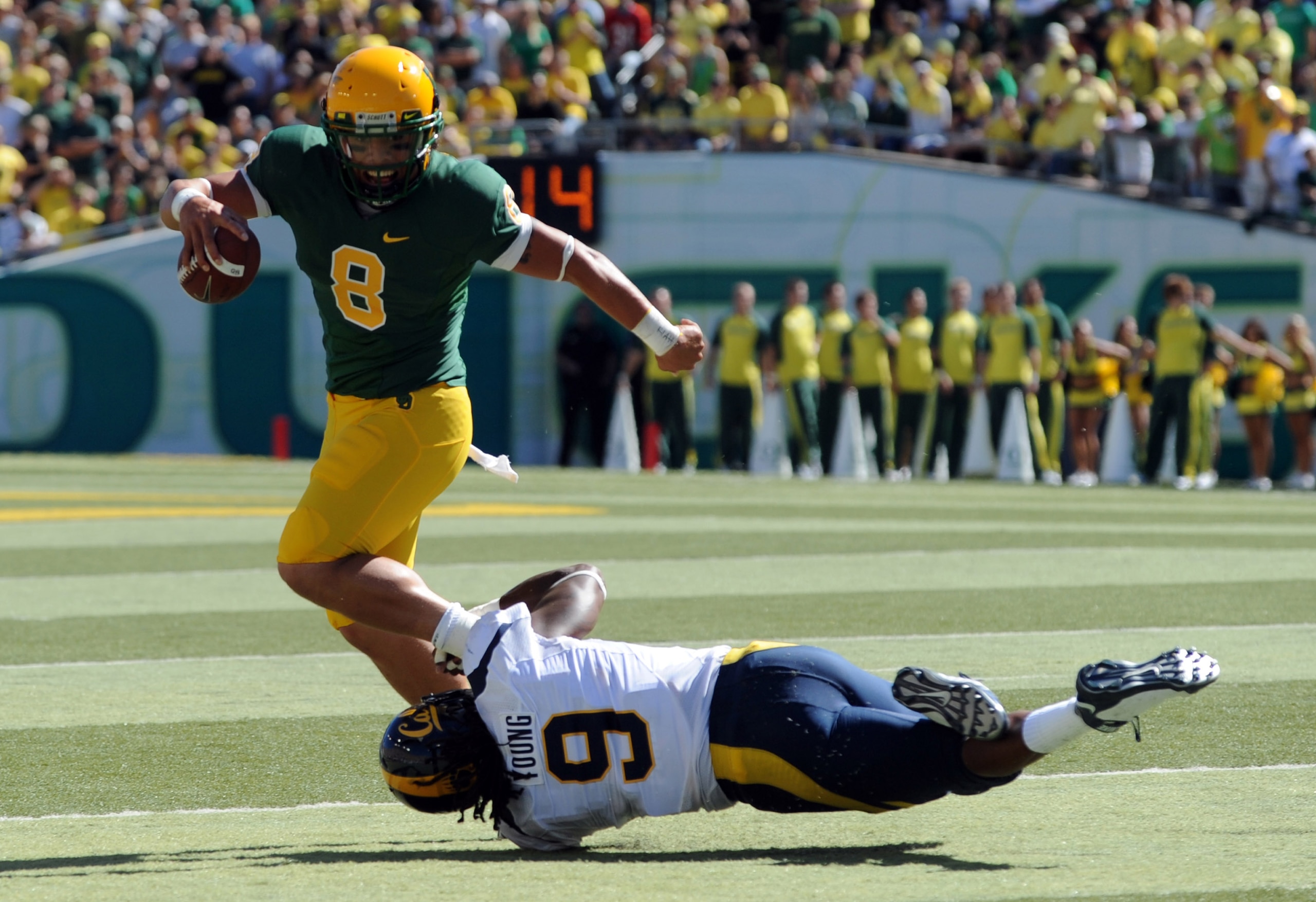 EUGENE, OR - SEPTEMBER 26: Jeremiah Masoli #8 of the Oregon Ducks eludes a tackle attempt by Eddie Young #9 of the California Bears during the second quarter of the game at Autzen Stadium on September 26, 2009 in Eugene, Oregon. The Oregon Ducks upset the EUGENE, OR - SEPTEMBER 26: Jeremiah Masoli #8 of the Oregon Ducks eludes a tackle attempt by Eddie Young #9 of the California Bears during the second quarter of the game at Autzen Stadium on September 26, 2009 in Eugene, Oregon. The Oregon Ducks upset the