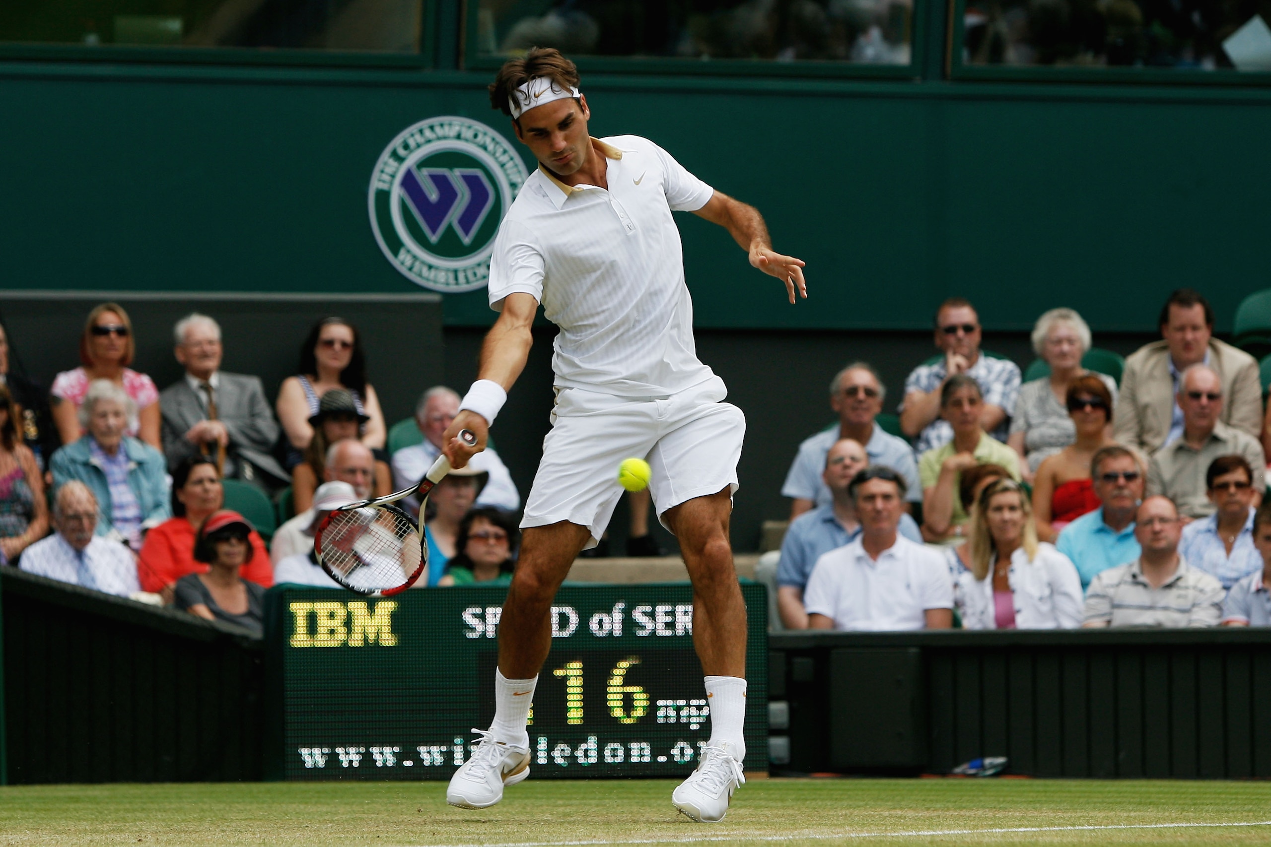 WIMBLEDON, ENGLAND - JUNE 26:  Roger Federer of Switzerland plays a forehand during the men's singles third round match against Philipp Kohlschreiber of Germany on Day Five of the Wimbledon Lawn Tennis Championships at the All England Lawn Tennis and Croq
