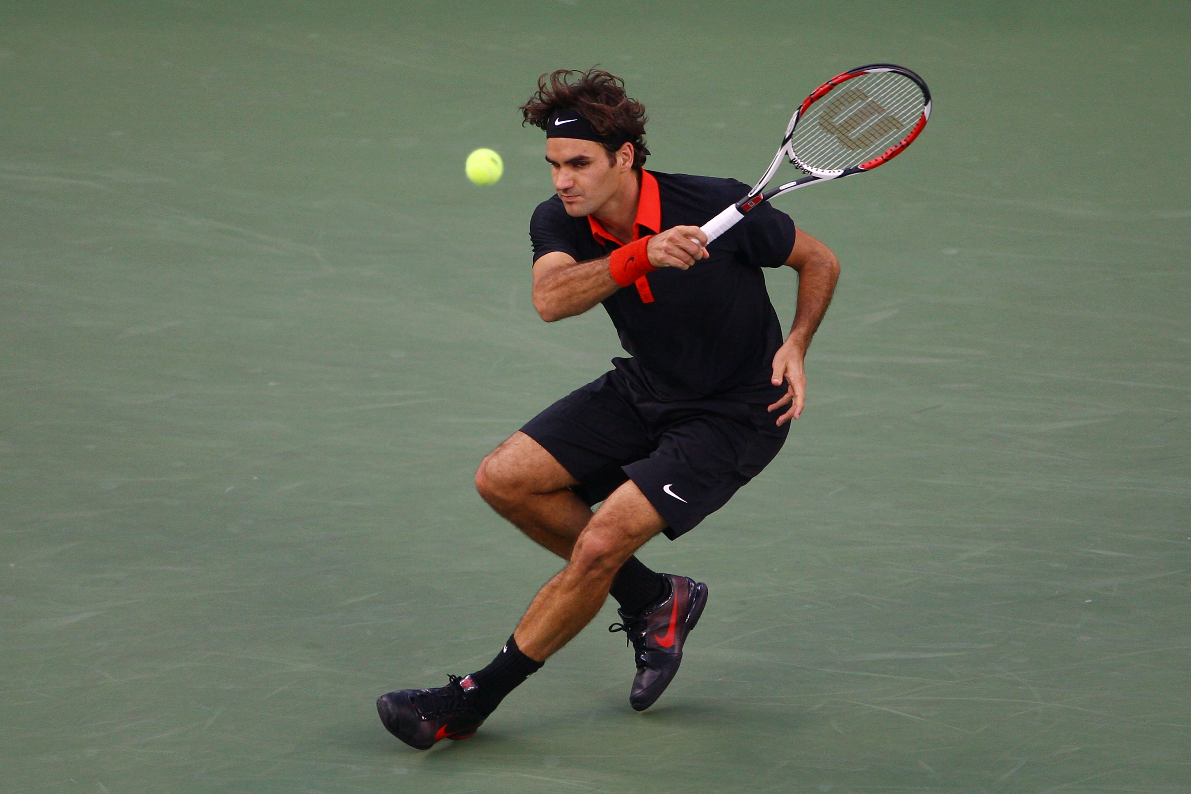 NEW YORK - SEPTEMBER 14:  Roger Federer of Switzerland returns a shot against Juan Martin Del Potro of Argentina during the Menï¿½s Singles final on day fifteen of the 2009 U.S. Open at the USTA Billie Jean King National Tennis Center on September 14, 2009