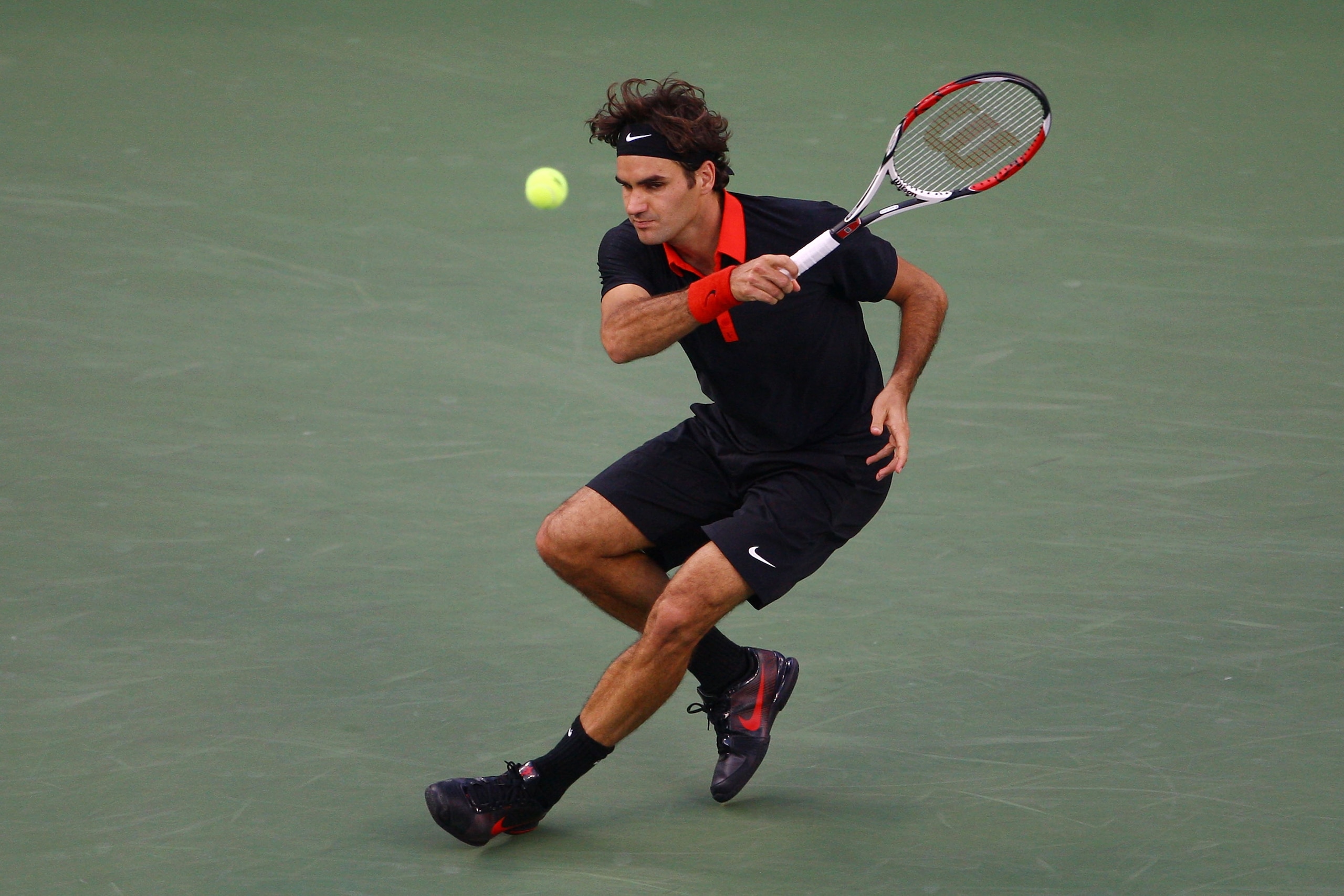 NEW YORK - SEPTEMBER 14:  Roger Federer of Switzerland returns a shot against Juan Martin Del Potro of Argentina during the Menï¿½s Singles final on day fifteen of the 2009 U.S. Open at the USTA Billie Jean King National Tennis Center on September 14, 2009