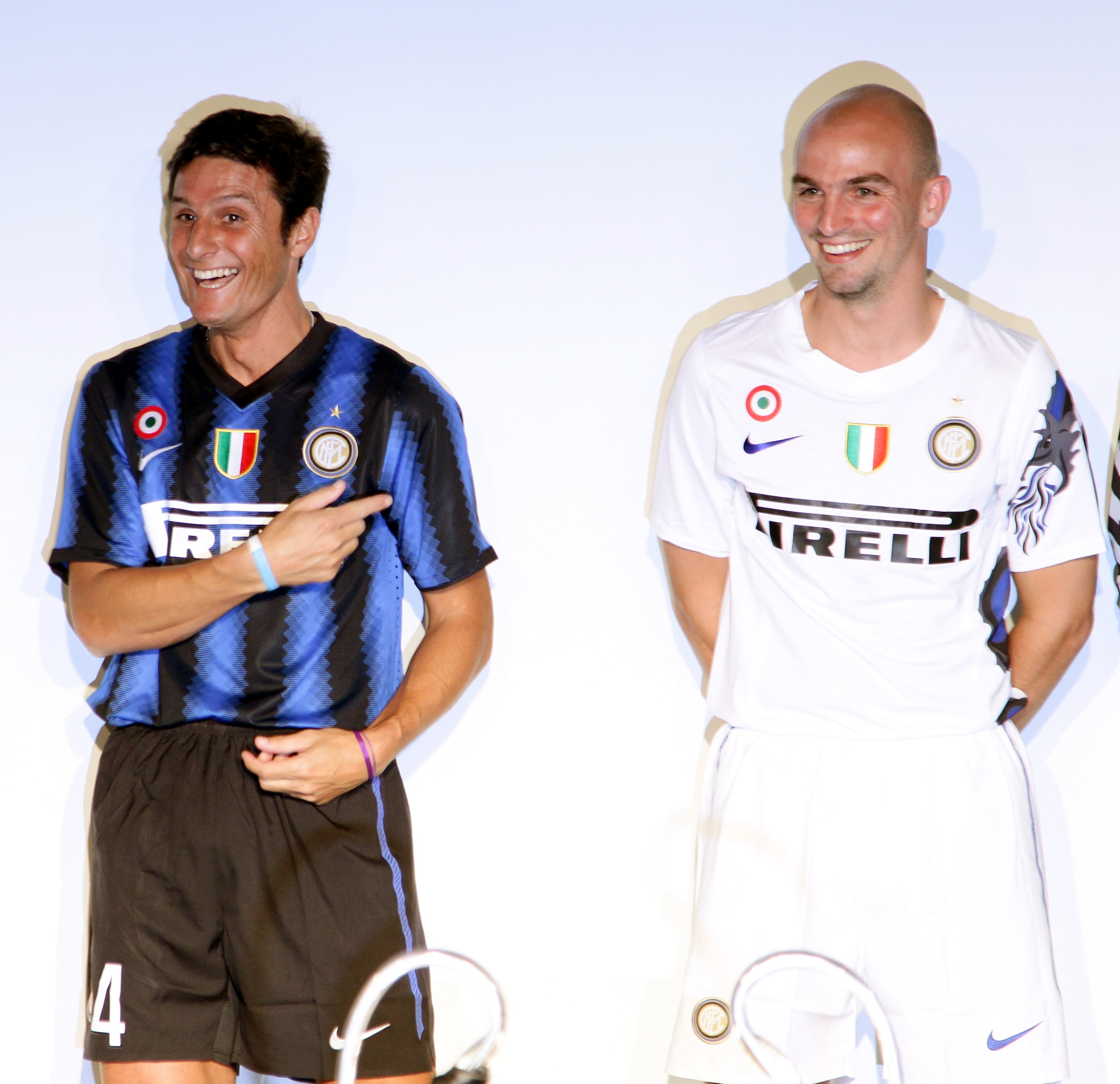 MILAN, ITALY - JULY 14: Javier Zanetti (L) and Esteban Cambiasso (R) pose with the F.C. Internazionale Milano new shirt on July 14, 2010 in Milan, Italy.  (Photo by Vittorio Zunino Celotto/Getty Images)