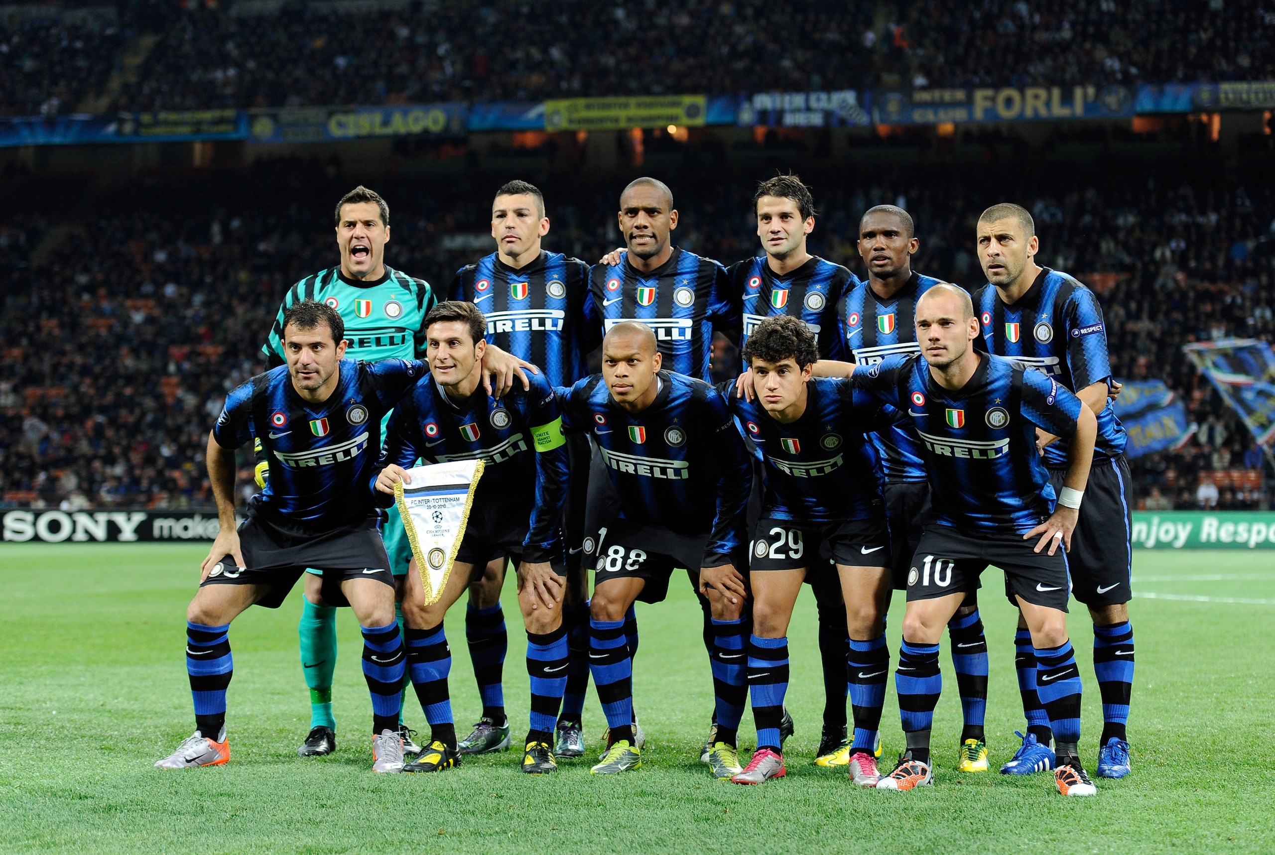 MILAN, ITALY - OCTOBER 20:  Inter Milan football players pose before their the UEFA Champions League group A match between      FC Internazionale Milano and Tottenham Hotspur at Stadio Giuseppe Meazza on October 20, 2010 in Milan, Italy.  (Photo by Claudi