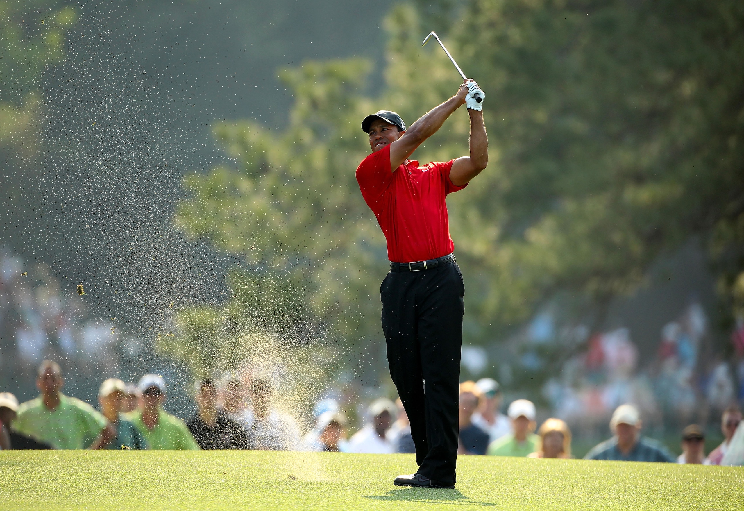 AUGUSTA, GA - APRIL 10:  Tiger Woods hits a shot on the 17th hole during the final round of the 2011 Masters Tournament at Augusta National Golf Club on April 10, 2011 in Augusta, Georgia.  (Photo by Andrew Redington/Getty Images)