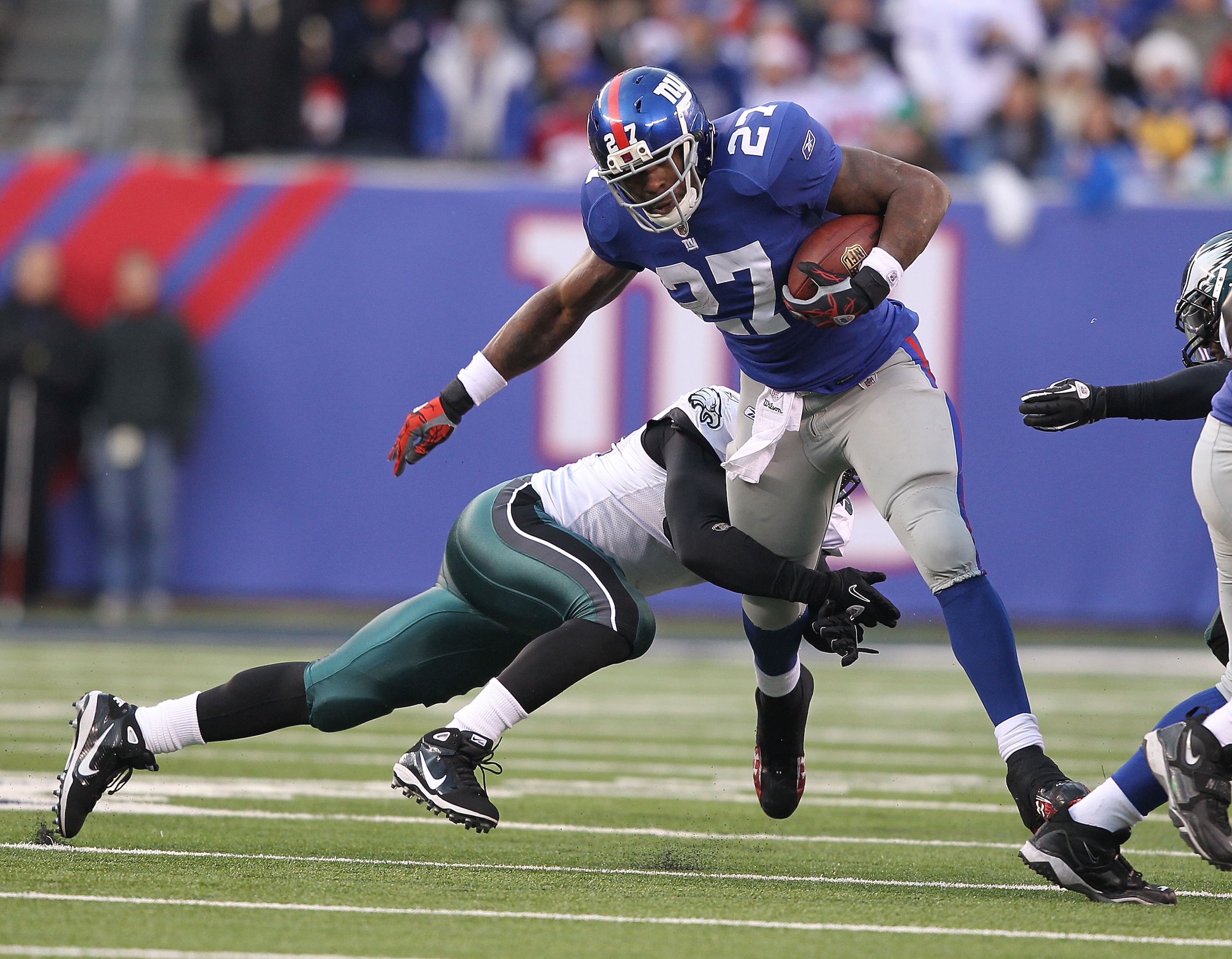 EAST RUTHERFORD, NJ - DECEMBER 19:  Brandon Jacobs #27 of the New York Giants runs with the ball against  the Philadelphia Eagles during their game on December 19, 2010 at The New Meadowlands Stadium in East Rutherford, New Jersey.  (Photo by Al Bello/Get