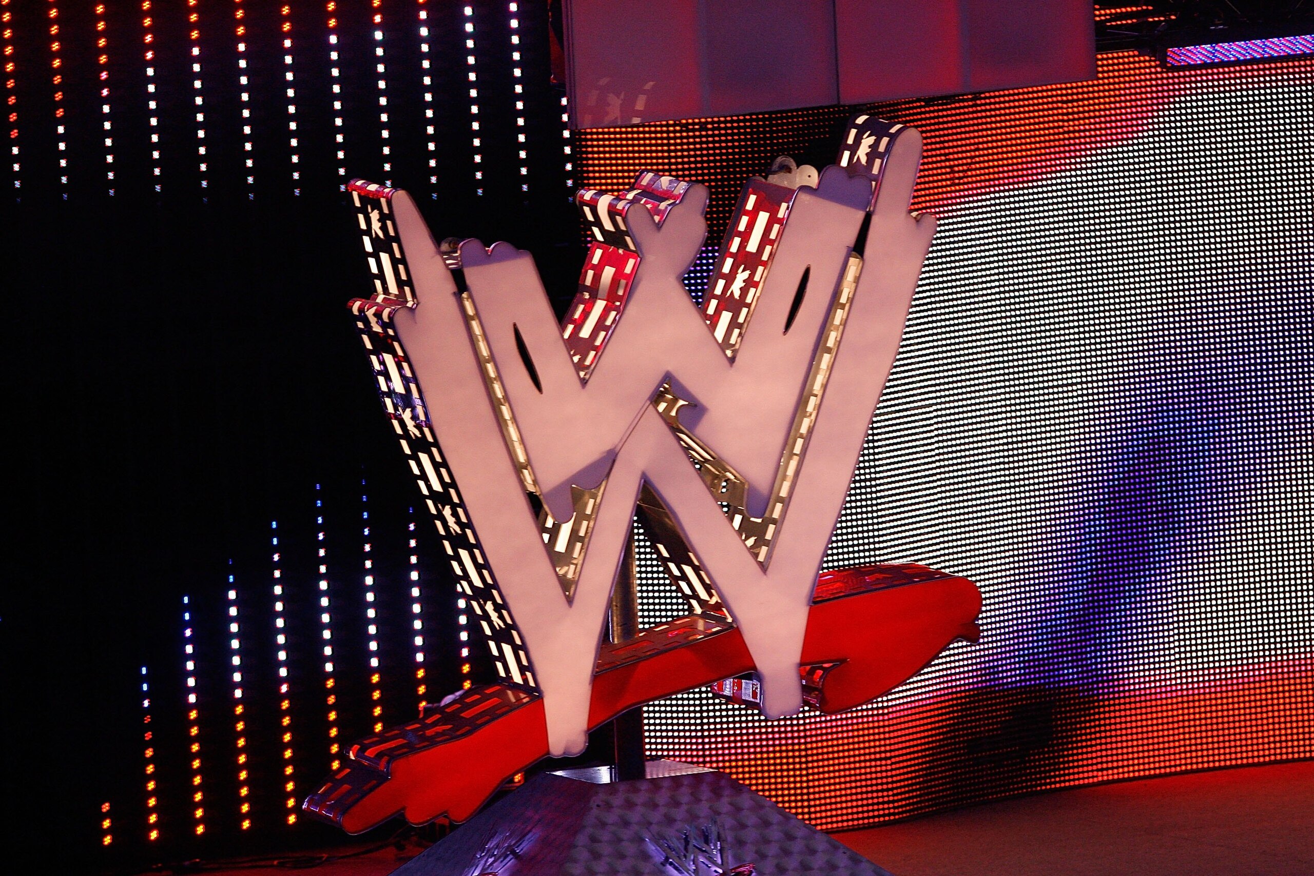 UNCASVILLE, CT - AUGUST 3: Actor Jeremy Piven guest hosts WWE's 'Monday Night Raw' at Mohegan Sun on August 3, 2009 in Uncasville, Connecticut. (Photo by Jim Rogash/Getty Images) UNCASVILLE, CT - AUGUST 3: Actor Jeremy Piven guest hosts WWE's 'Monday Night Raw' at Mohegan Sun on August 3, 2009 in Uncasville, Connecticut. (Photo by Jim Rogash/Getty Images)
