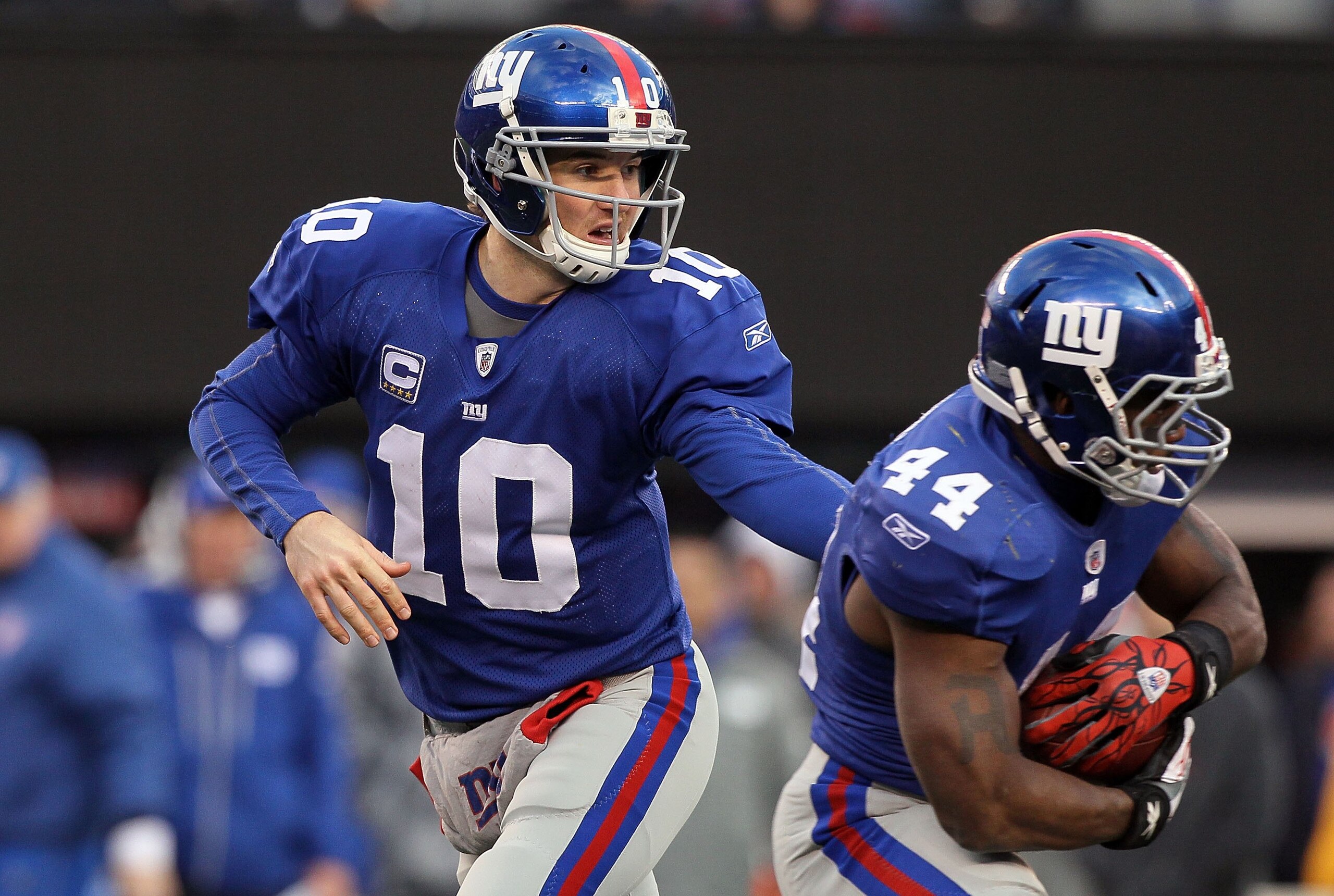 EAST RUTHERFORD, NJ - DECEMBER 05:  Eli Manning #10 of the New York Giants hands the ball off to teammate Ahmad Bradshaw #44 against the Washington Redskins on December 5, 2010 at the New Meadowlands Stadium in East Rutherford, New Jersey. The Giants defe