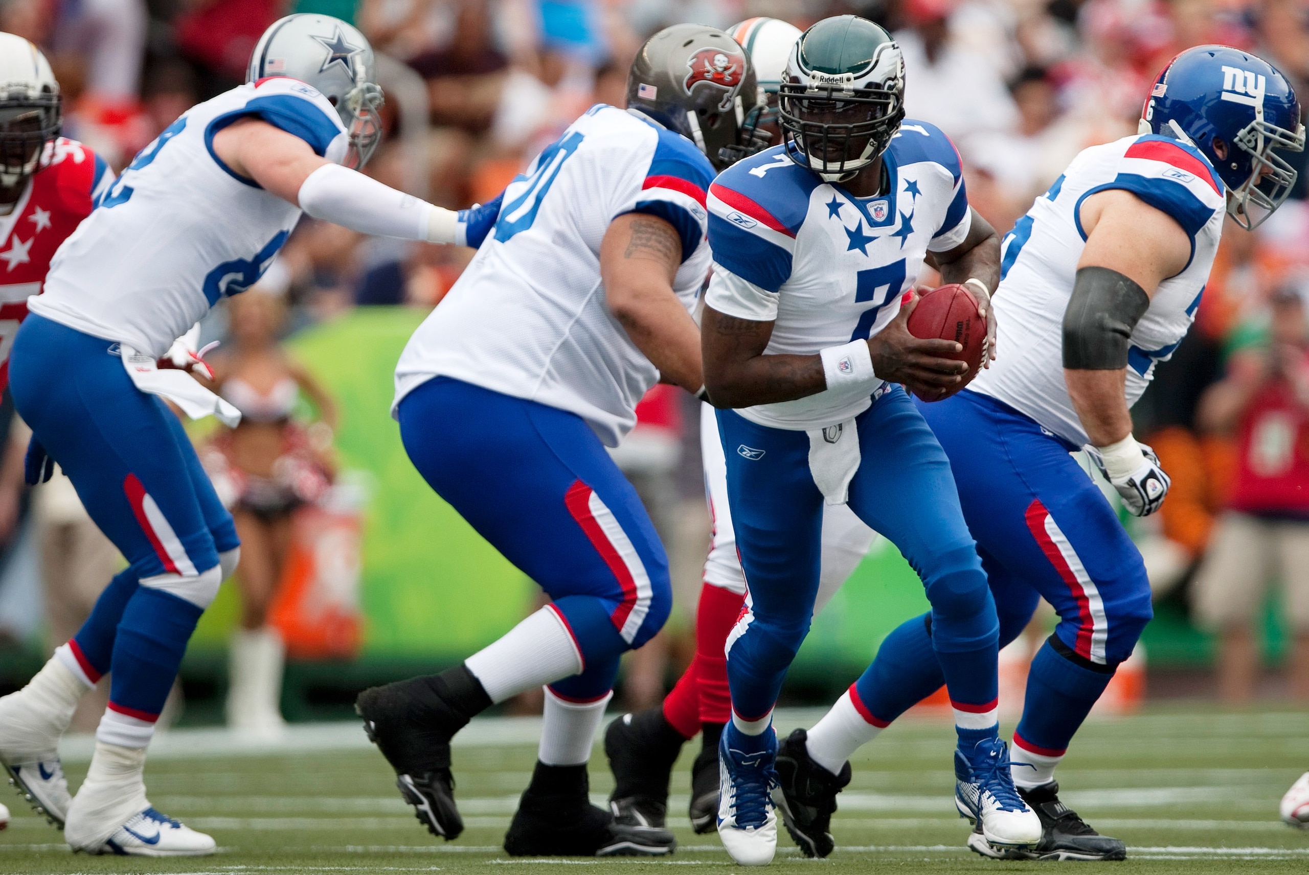 HONOLULU - JANUARY 30: Michael Vick #7 of the NFC Philadelphia Eagles looks for an open receiver during the 2011 NFL Pro Bowl at Aloha Stadium on January 30, 2011 in Honolulu, Hawaii. NFC won 55-41 over the AFC. (Photo by Kent Nishimura/Getty Images)