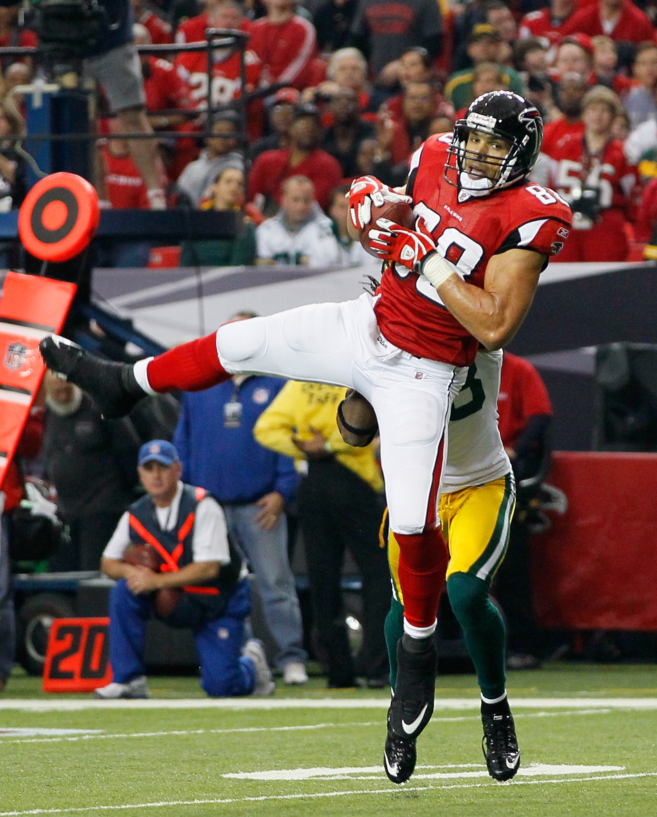 ATLANTA - NOVEMBER 28: Tony Gonzalez #88 of the Atlanta Falcons pulls in this reception against Tramon Williams #38 of the Green Bay Packers at Georgia Dome on November 28, 2010 in Atlanta, Georgia. (Photo by Kevin C. Cox/Getty Images) ATLANTA - NOVEMBER 28: Tony Gonzalez #88 of the Atlanta Falcons pulls in this reception against Tramon Williams #38 of the Green Bay Packers at Georgia Dome on November 28, 2010 in Atlanta, Georgia. (Photo by Kevin C. Cox/Getty Images)
