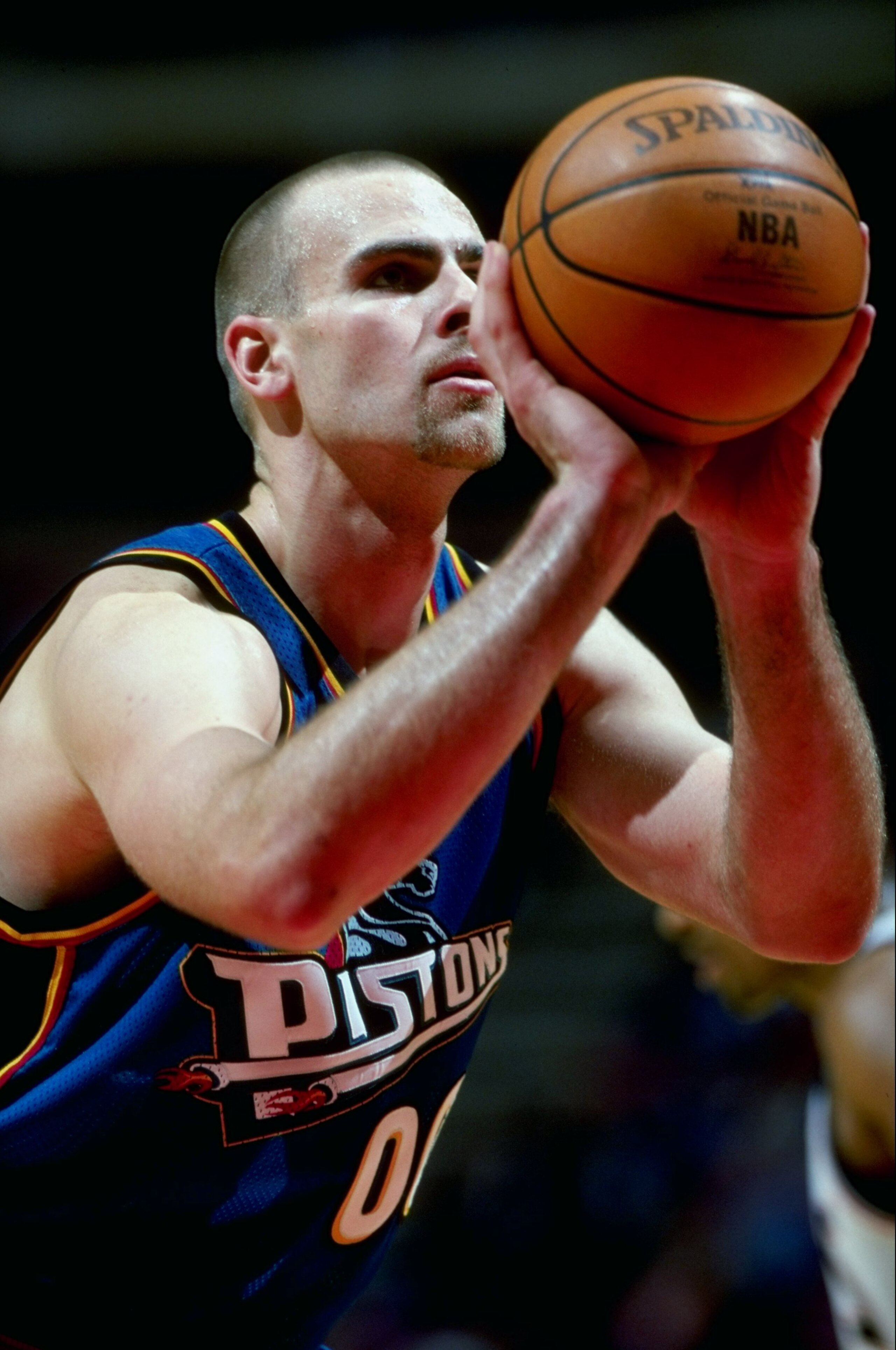 16 Feb 1999: Eric Montross #00 of the Detroit Pistons shooting the ball during the game against the New Jersey Nets at the Continental Airlines Arena in East Rutherford, New Jersey. The Nets defeated the Pistons 97-82.