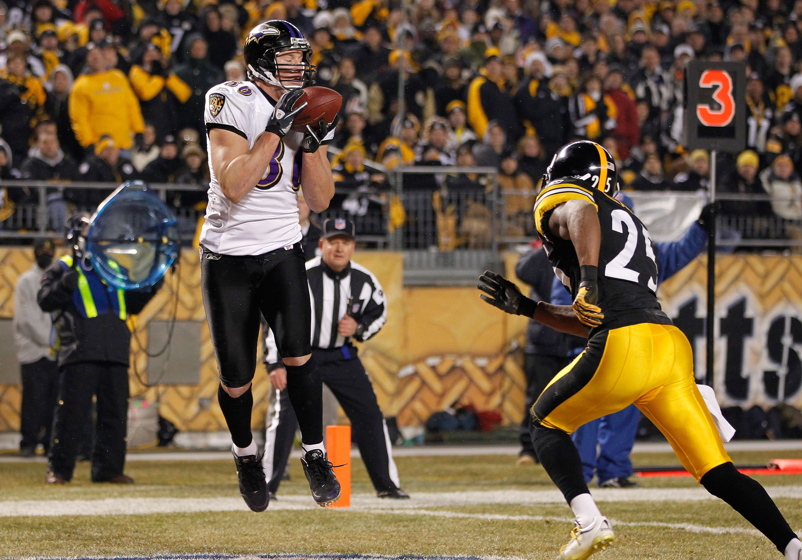 PITTSBURGH, PA - JANUARY 15: Tight end Todd Heap #86 of the Baltimore Ravens catches the ball for a touchdown against the Pittsburgh Steelers in the second quarter of the AFC Divisional Playoff Game at Heinz Field on January 15, 2011 in Pittsburgh, Penns PITTSBURGH, PA - JANUARY 15: Tight end Todd Heap #86 of the Baltimore Ravens catches the ball for a touchdown against the Pittsburgh Steelers in the second quarter of the AFC Divisional Playoff Game at Heinz Field on January 15, 2011 in Pittsburgh, Penns
