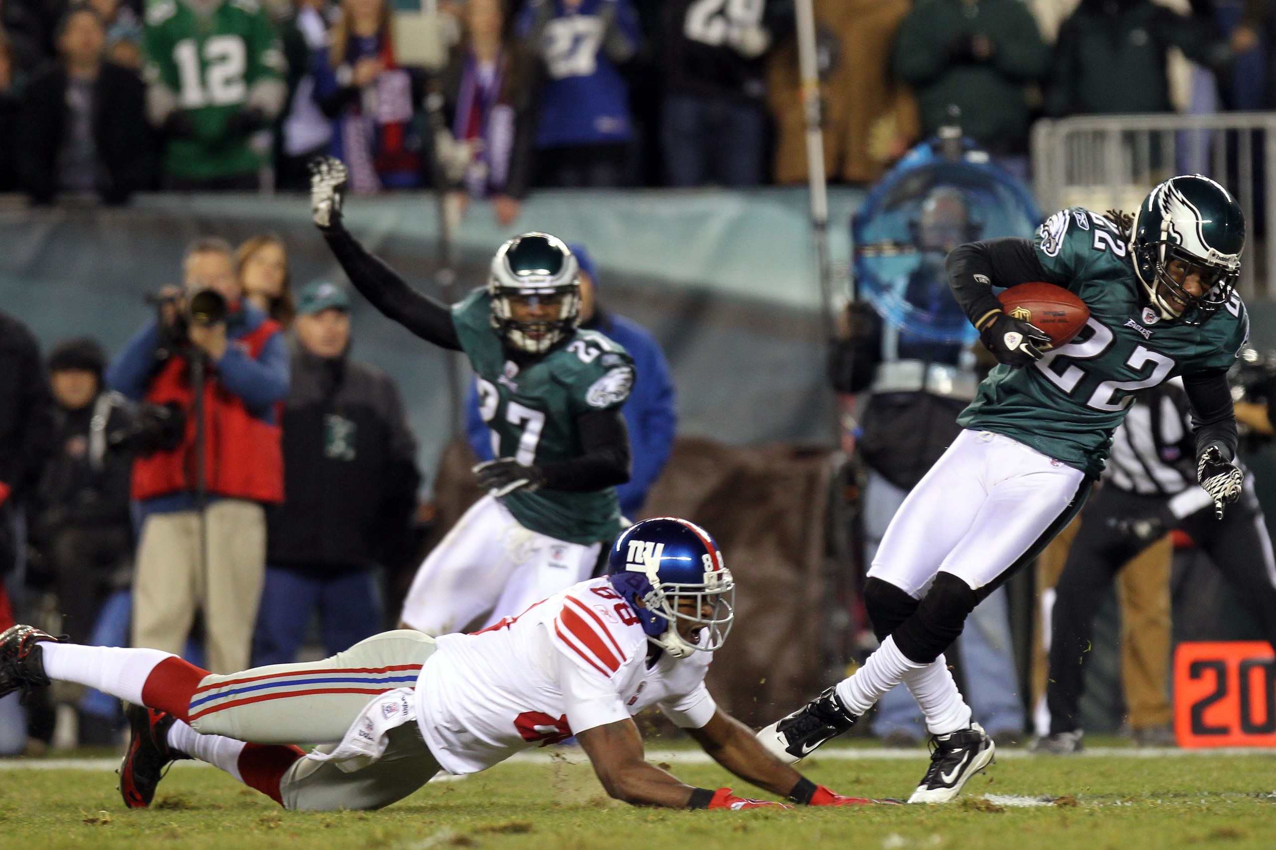 PHILADELPHIA, PA - NOVEMBER 21: Asante Samuel #22 of the Philadelphia Eagles runs down field against Hakeem Nicks #88 of the New York Giants at Lincoln Financial Field on November 21, 2010 in Philadelphia, Pennsylvania. (Photo by Nick Laham/Getty Images PHILADELPHIA, PA - NOVEMBER 21: Asante Samuel #22 of the Philadelphia Eagles runs down field against Hakeem Nicks #88 of the New York Giants at Lincoln Financial Field on November 21, 2010 in Philadelphia, Pennsylvania. (Photo by Nick Laham/Getty Images