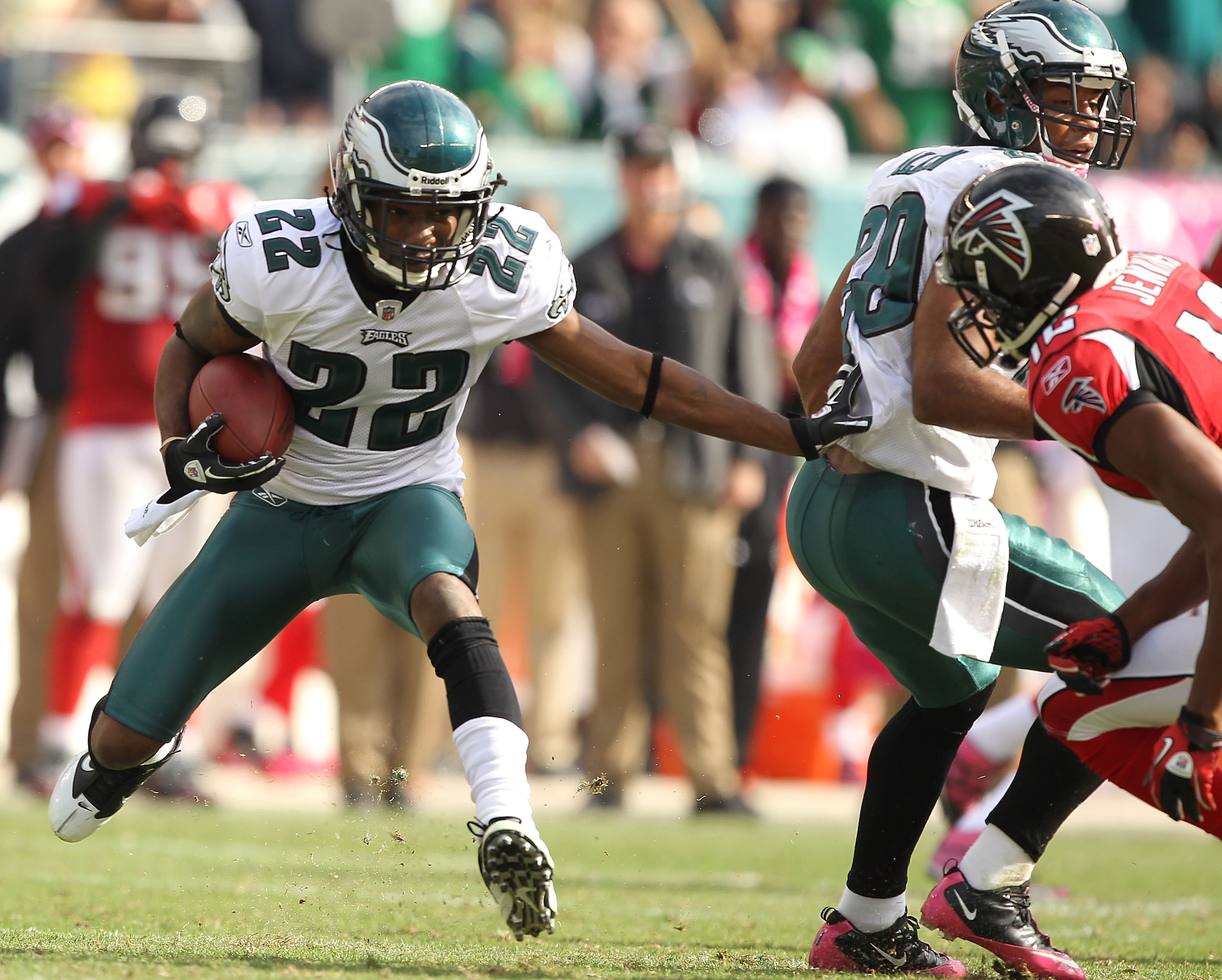 PHILADELPHIA - OCTOBER 17: Asanti Samuel #22 of the Philadelphia Eagles runs back an interception against the Atlanta Falcons during their game at Lincoln Financial Field on October 17, 2010 in Philadelphia, Pennsylvania. (Photo by Al Bello/Getty Images PHILADELPHIA - OCTOBER 17: Asanti Samuel #22 of the Philadelphia Eagles runs back an interception against the Atlanta Falcons during their game at Lincoln Financial Field on October 17, 2010 in Philadelphia, Pennsylvania. (Photo by Al Bello/Getty Images