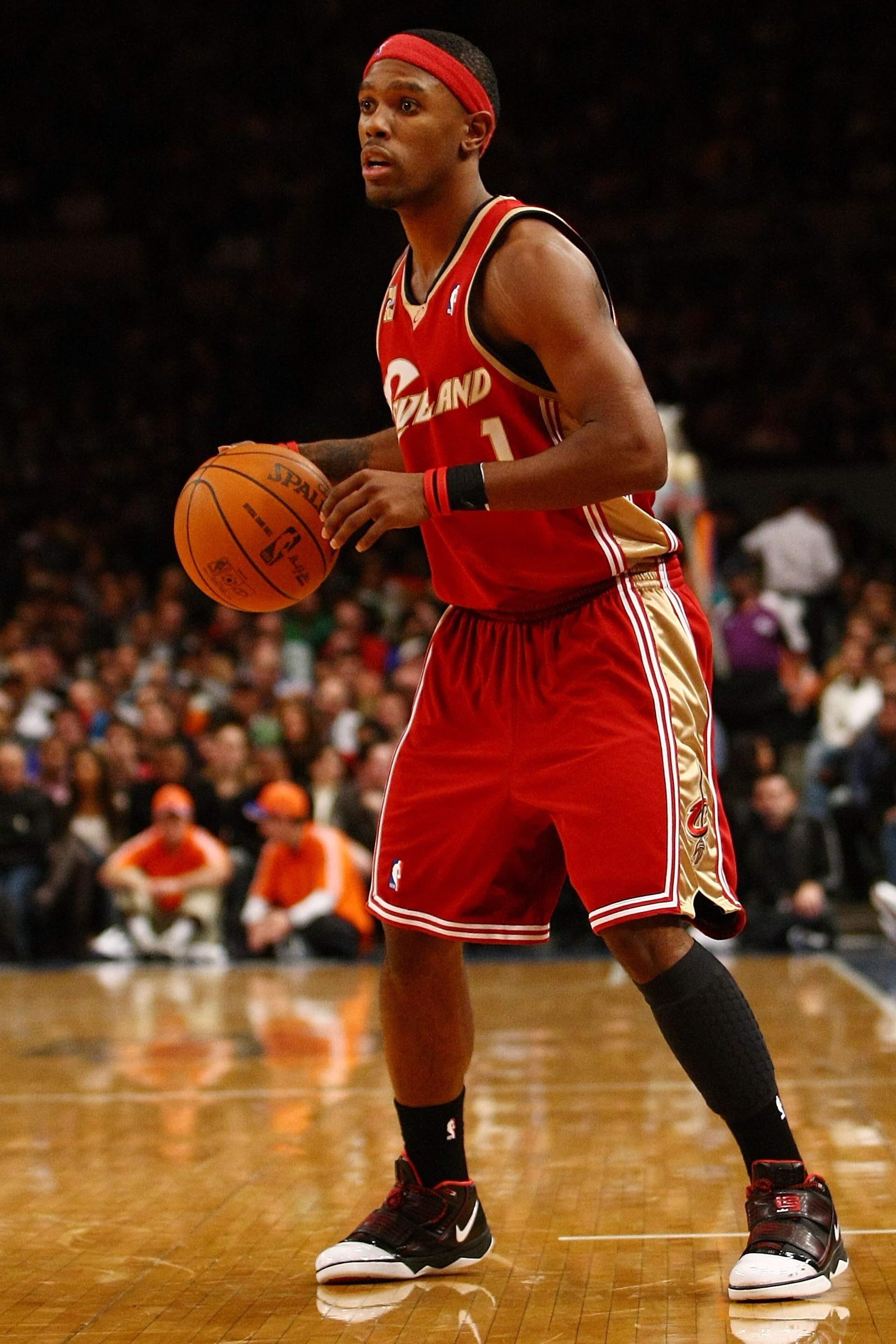 NEW YORK - NOVEMBER 06: Daniel Gibson #1 of the Cleveland Cavaliers looks to pass against the New York Knicks at Madison Square Garden November 6, 2009 in New York City. NOTE TO USER: User expressly acknowledges and agrees that, by downloading and/or usin