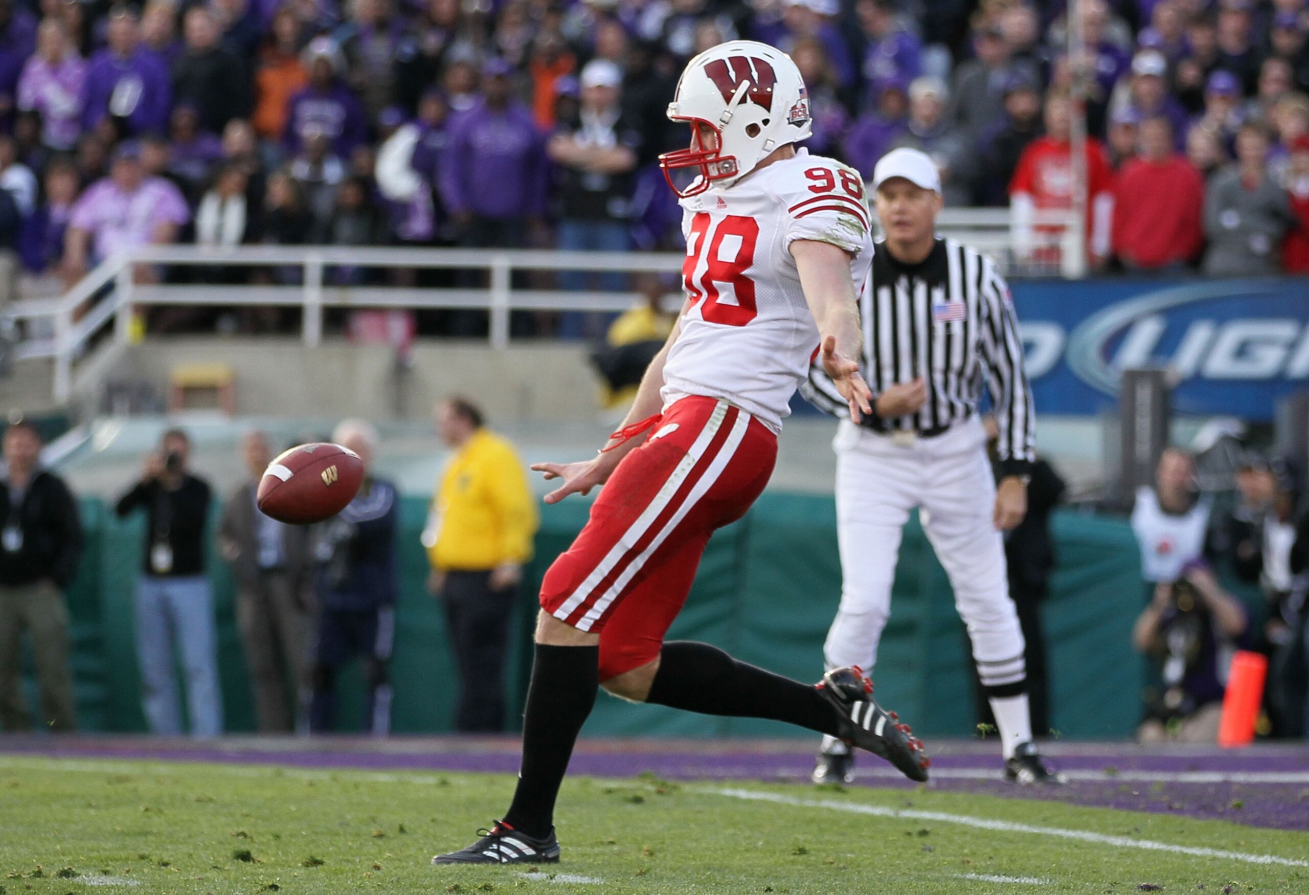 PASADENA, CA - JANUARY 01:  Kicker Philip Welch #18 of the Wisconsin Badgers kicks the ball against the TCU Horned Frogs during the 97th Rose Bowl game on January 1, 2011 in Pasadena, California.  (Photo by Jeff Gross/Getty Images)