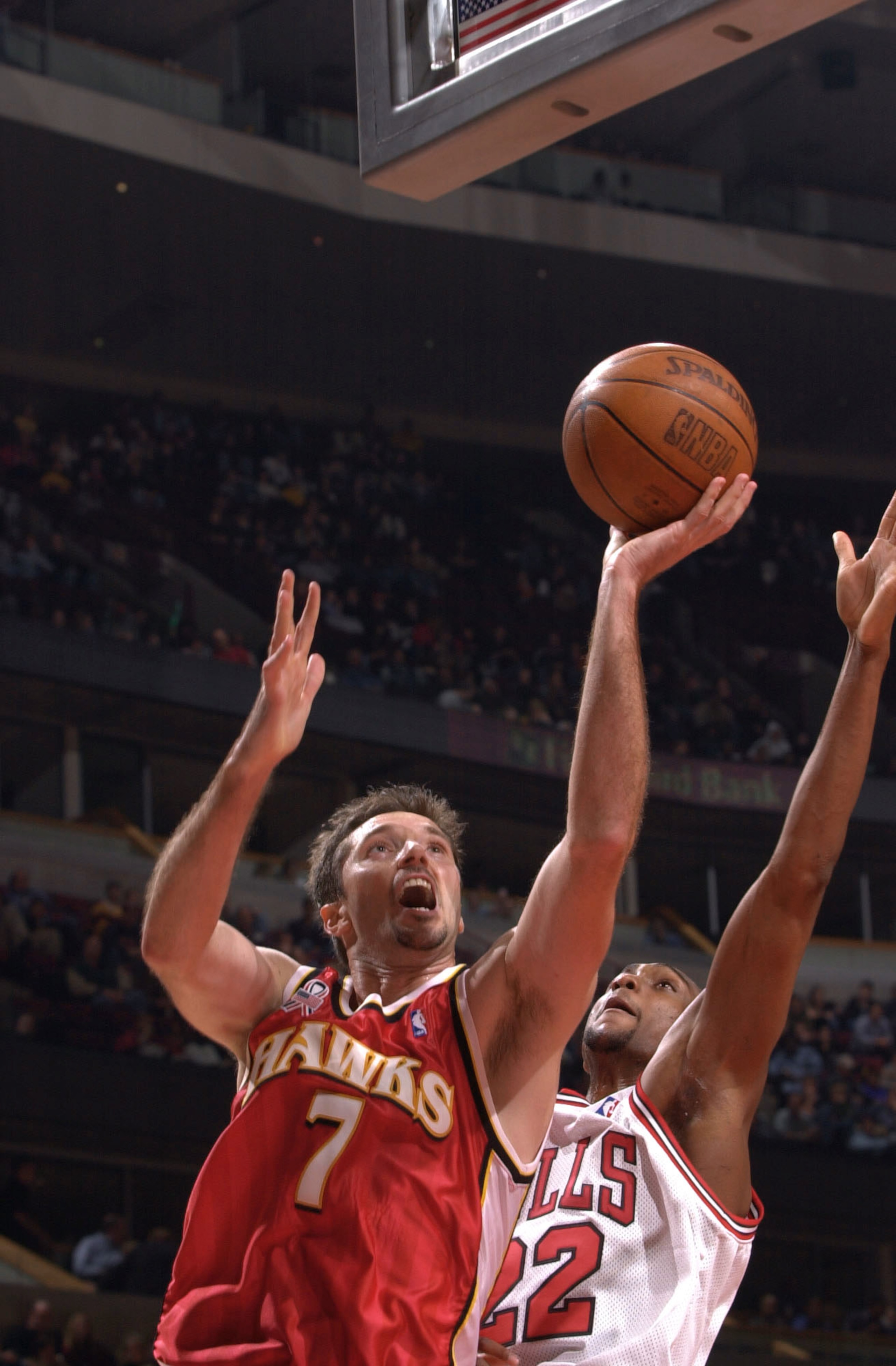 15 Dec 2001:  Forward Tony Kukoc #7 of the Atlanta Hawks puts up a shot under pressure from guard Trenton Hassell #22  of the Chicago Bulls in NBA action at the United Center in Chicago, Illinois.  The Hawks defeated the Bulls 80-79.  DIGITAL IMAGE    NOT