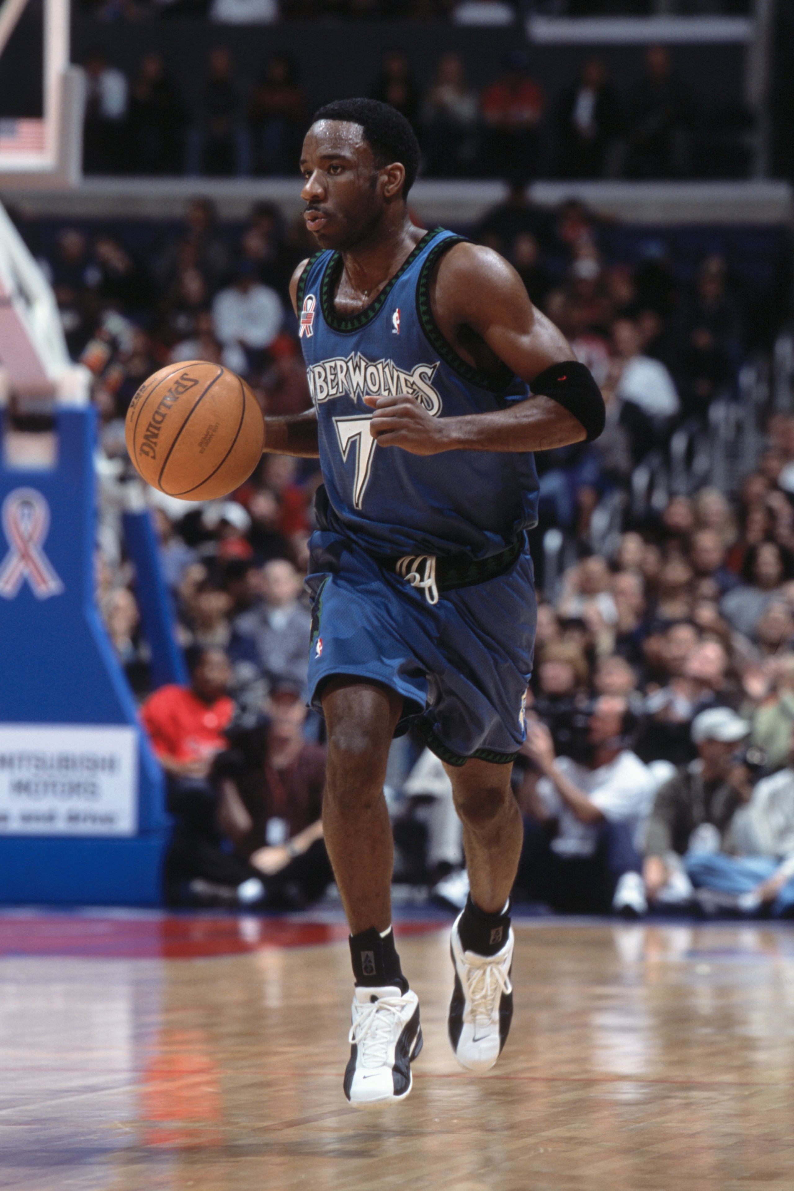 28 Nov 2001:  Point guard Terrell Brandon #7 of the Minnesota Timberowlves dribbles the ball during the NBA game against the Los Angeles Clippers at the Staples Center in Los Angeles, California.  The Clippers crushed the Timberwolves 94-75.Mandatory Cred