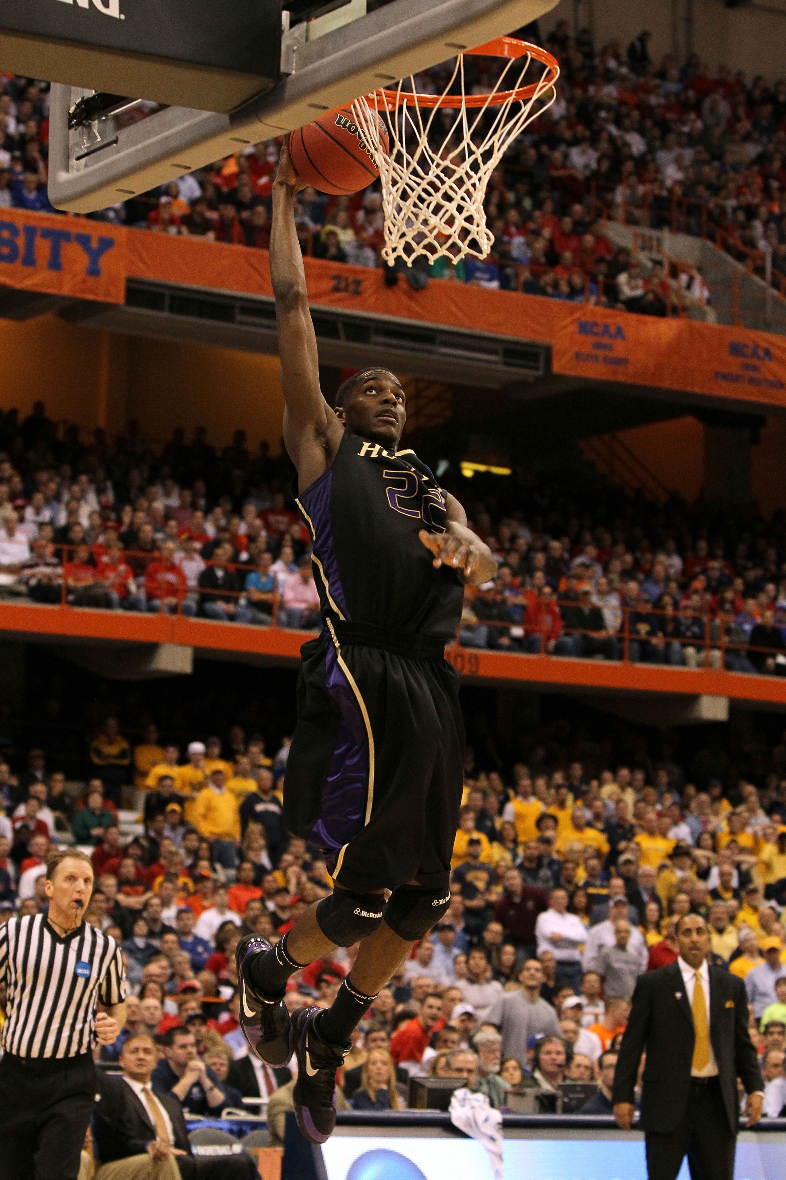 SYRACUSE, NY - MARCH 25:  Justin Holiday #22 of the Washington Huskies dunks against the West Virginia Mountaineers during the east regional semifinal of the 2010 NCAA men's basketball tournament at the Carrier Dome on March 25, 2010 in Syracuse, New York