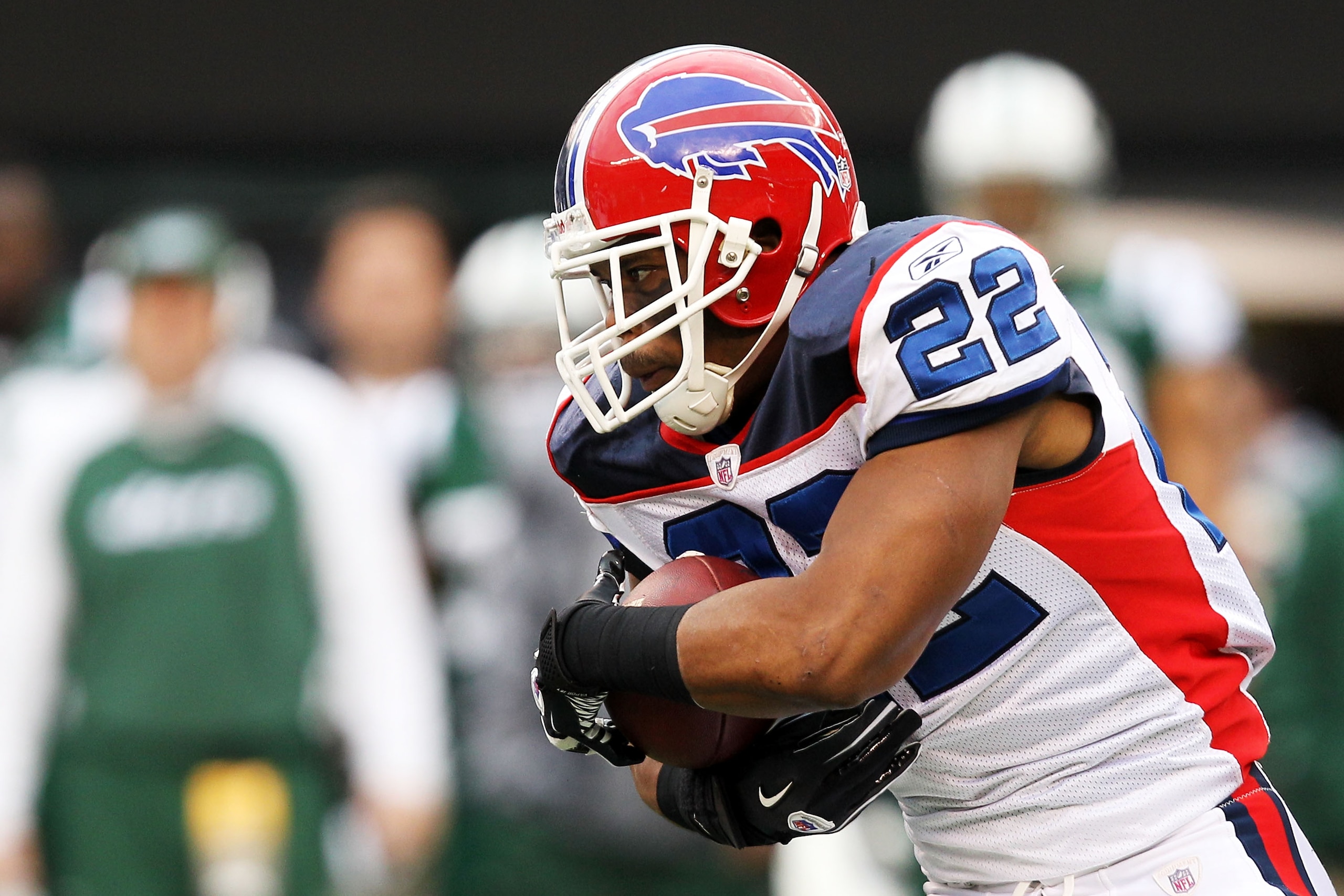 EAST RUTHERFORD, NJ - JANUARY 02:  Fred Jackson #22 of the Buffalo Bills runs down field against the New York Jets at New Meadowlands Stadium on January 2, 2011 in East Rutherford, New Jersey.  (Photo by Michael Heiman/Getty Images)