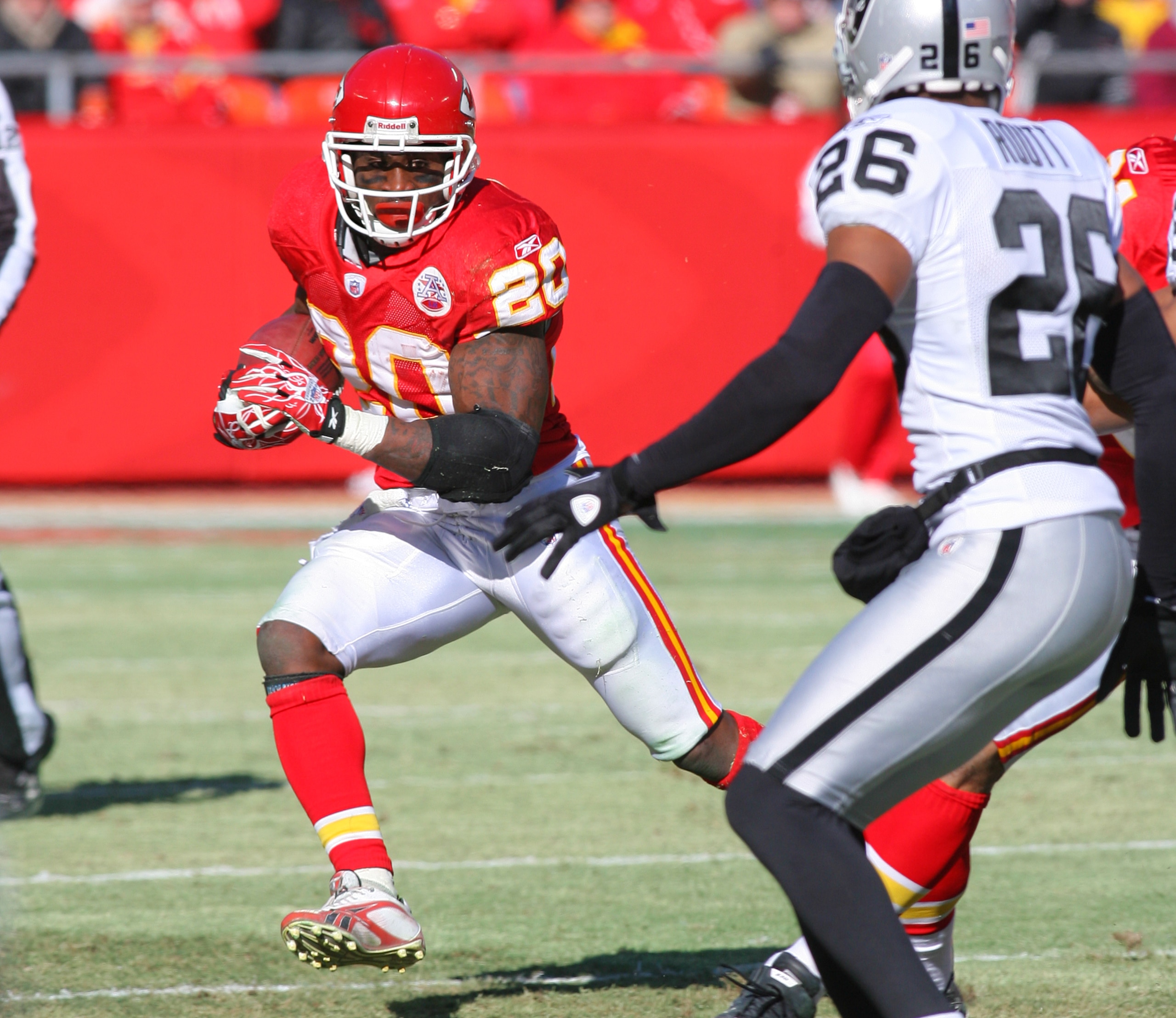 KANSAS CITY, MO - JANUARY 02:  Running back Thomas Jones #25 of the Kansas City Chiefs runs down field in a game against the Oakland Raiders at Arrowhead Stadium on January 2, 2011 in Kansas City, Missouri.  (Photo by Tim Umphrey/Getty Images)