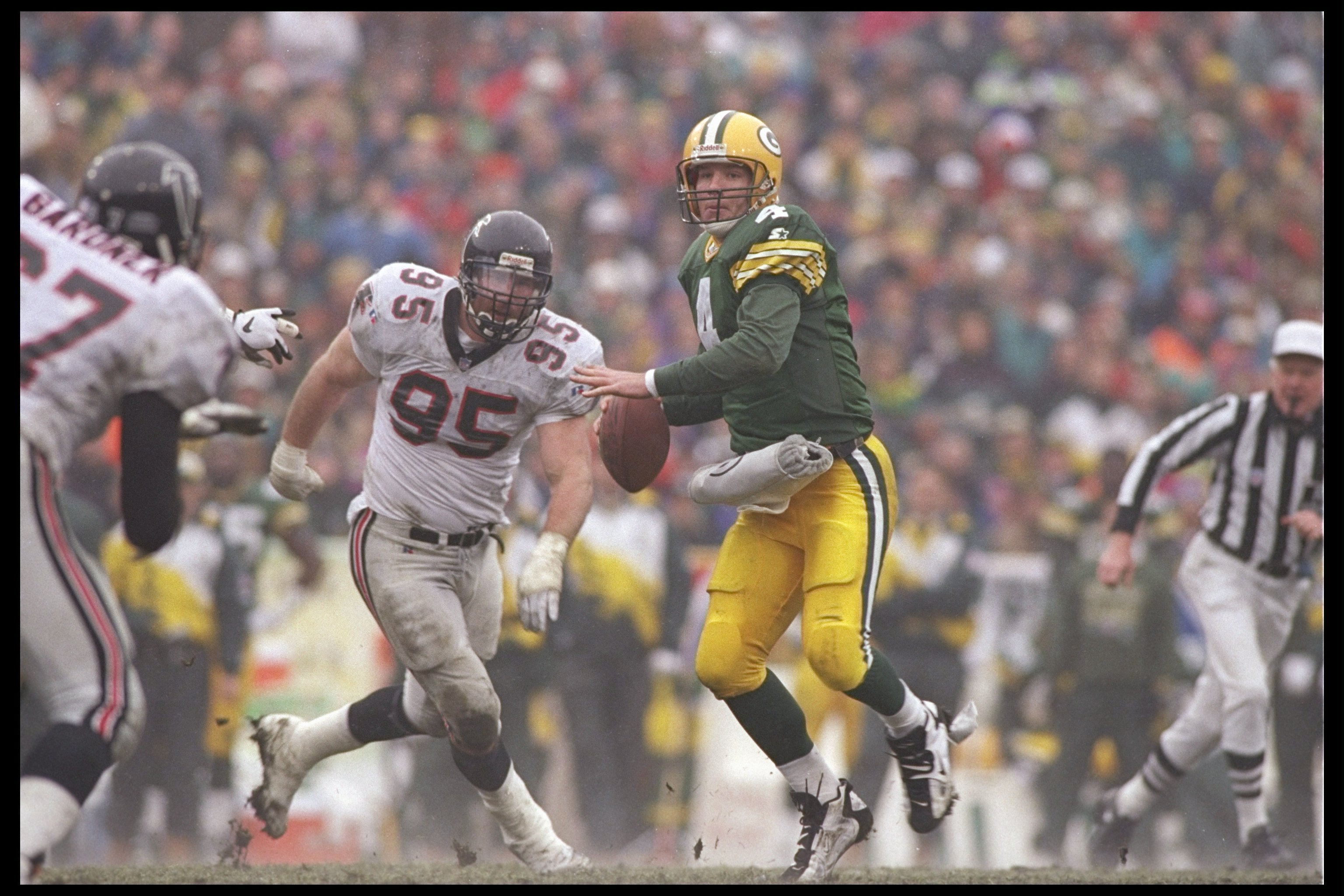 31 Dec 1995:  Quarterback Brett Favre of the Green Bay Packers avoid pressure during a game against the Atlanta Falcons at Lambeau Field in Green Bay, Wisconsin.  The Packers won the game 37-20. Mandatory Credit: Jed Jacobsohn  /Allsport