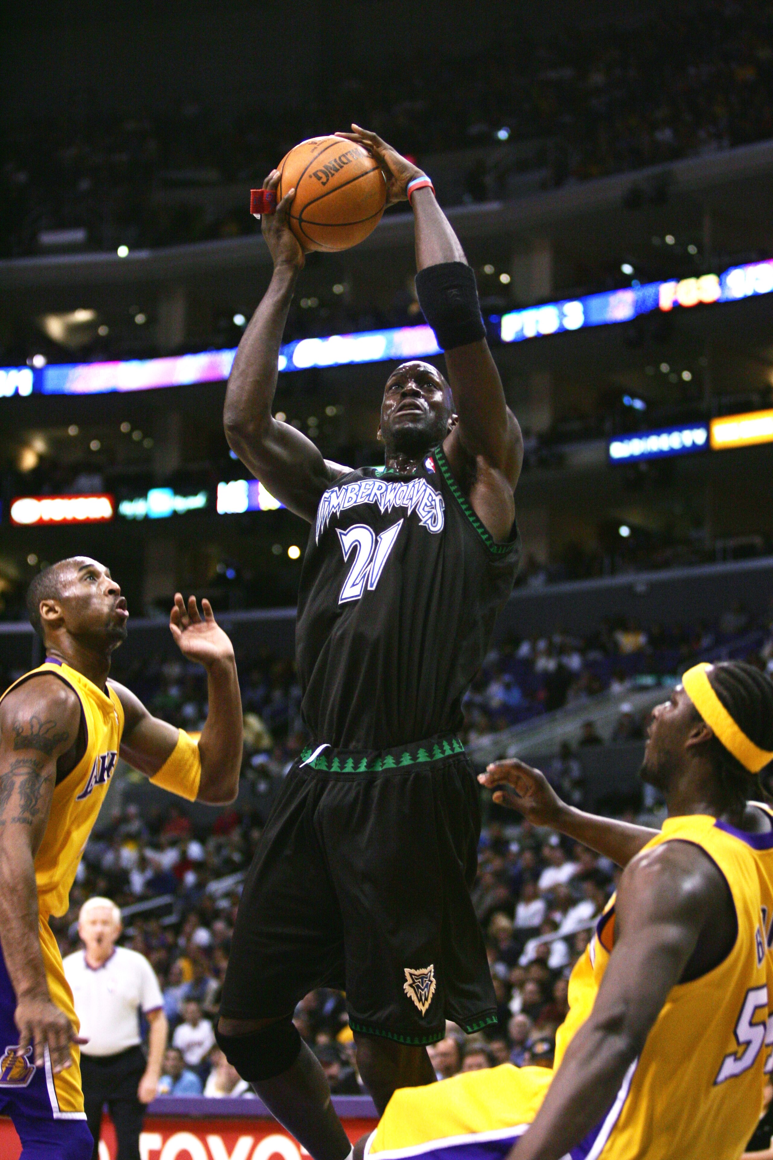 LOS ANGELES - MARCH 15: Kevin Garnett #21 of the Minnesota Timberwolves shoots against the Los Angeles Lakers during the game at the Staples Center on March 15, 2006 in Los Angeles, California. The Lakers won 92-89.  NOTE TO USER: User expressly acknowled