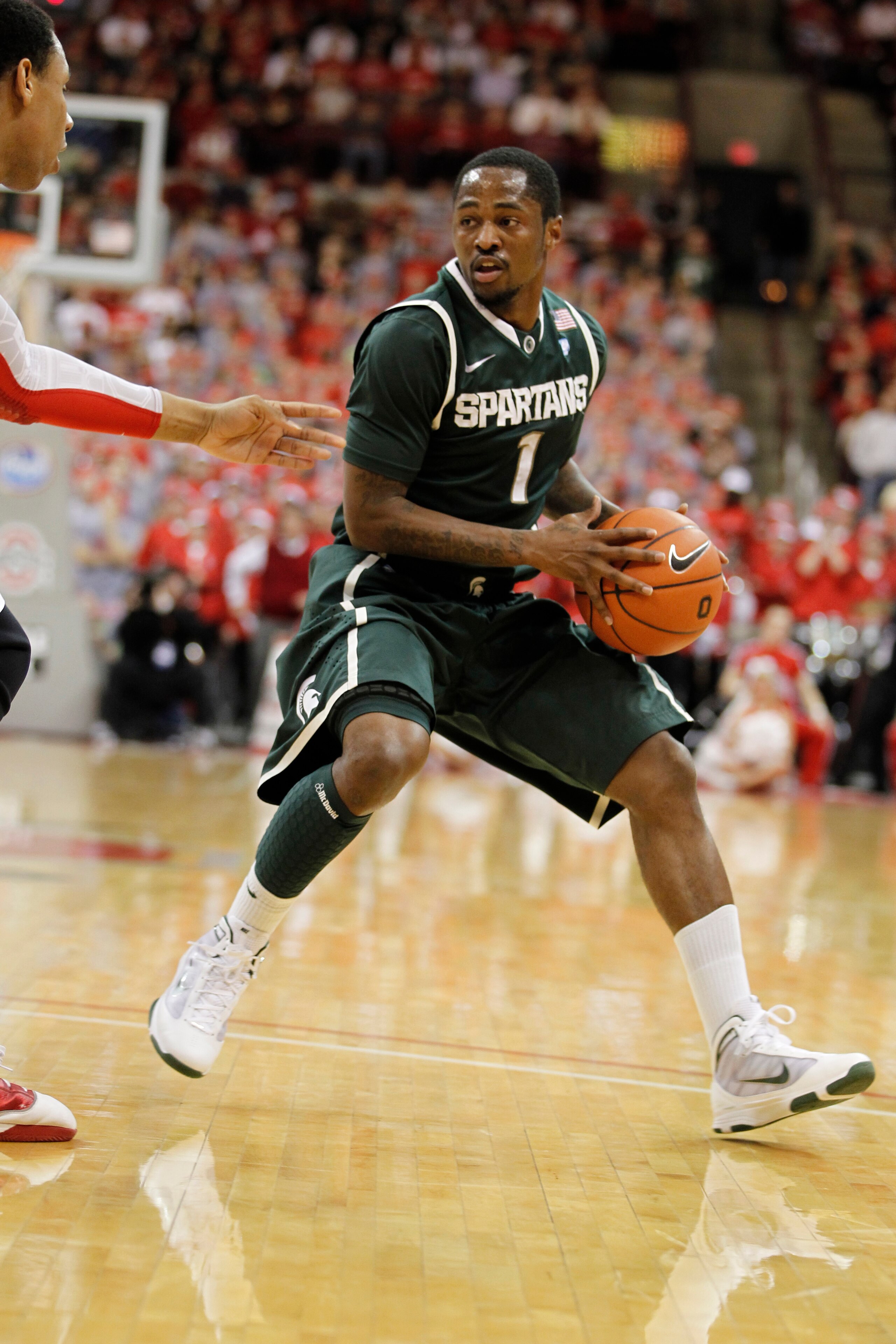 COLUMBUS, OH - FEBRUARY 15:  Kalin Lucas #1 of the Michigan State Spartans controls the ball while playing  the Ohio State Buckues on February 15, 2011 at Value City Arena in Columbus, Ohio.  (Photo by Gregory Shamus/Getty Images)