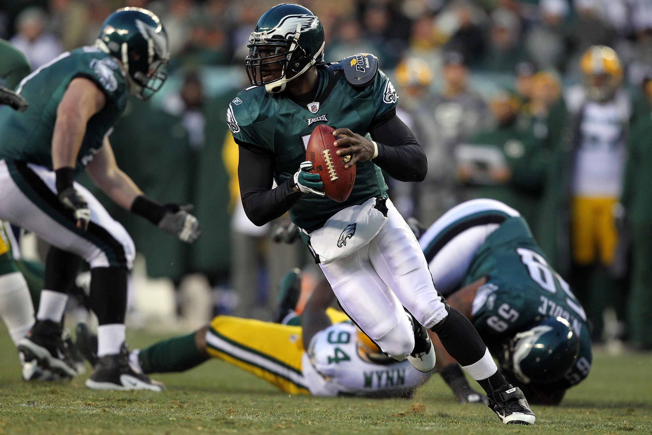PHILADELPHIA, PA - JANUARY 09:  Michael Vick #7 of the Philadelphia Eagles scrambles with the ball against the Green Bay Packers in the 2011 NFC wild card playoff game at Lincoln Financial Field on January 9, 2011 in Philadelphia, Pennsylvania.  (Photo by