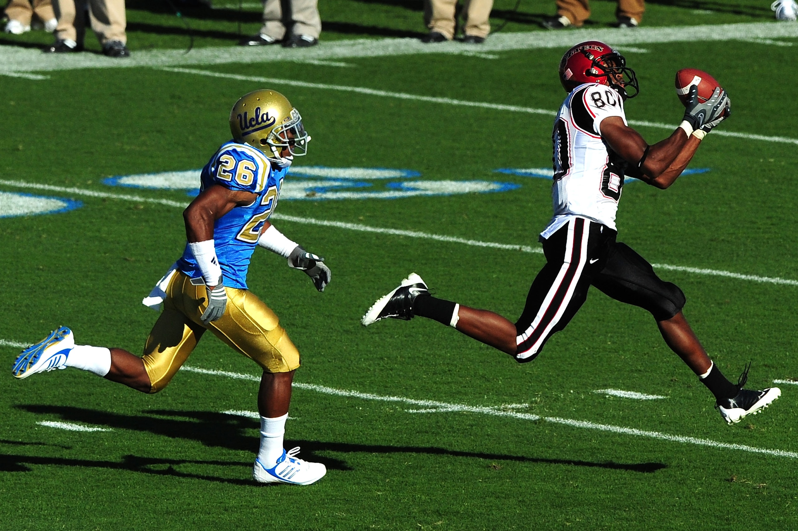 PASADENA, CA - SEPTEMBER 05:  Vincent Brown #80 of San Diego State catches a pass from teamate against the UCLA Bruins at Rose Bowl on September 5, 2009 in Pasadena, California.  (Photo by Jacob de Golish/Getty Images)