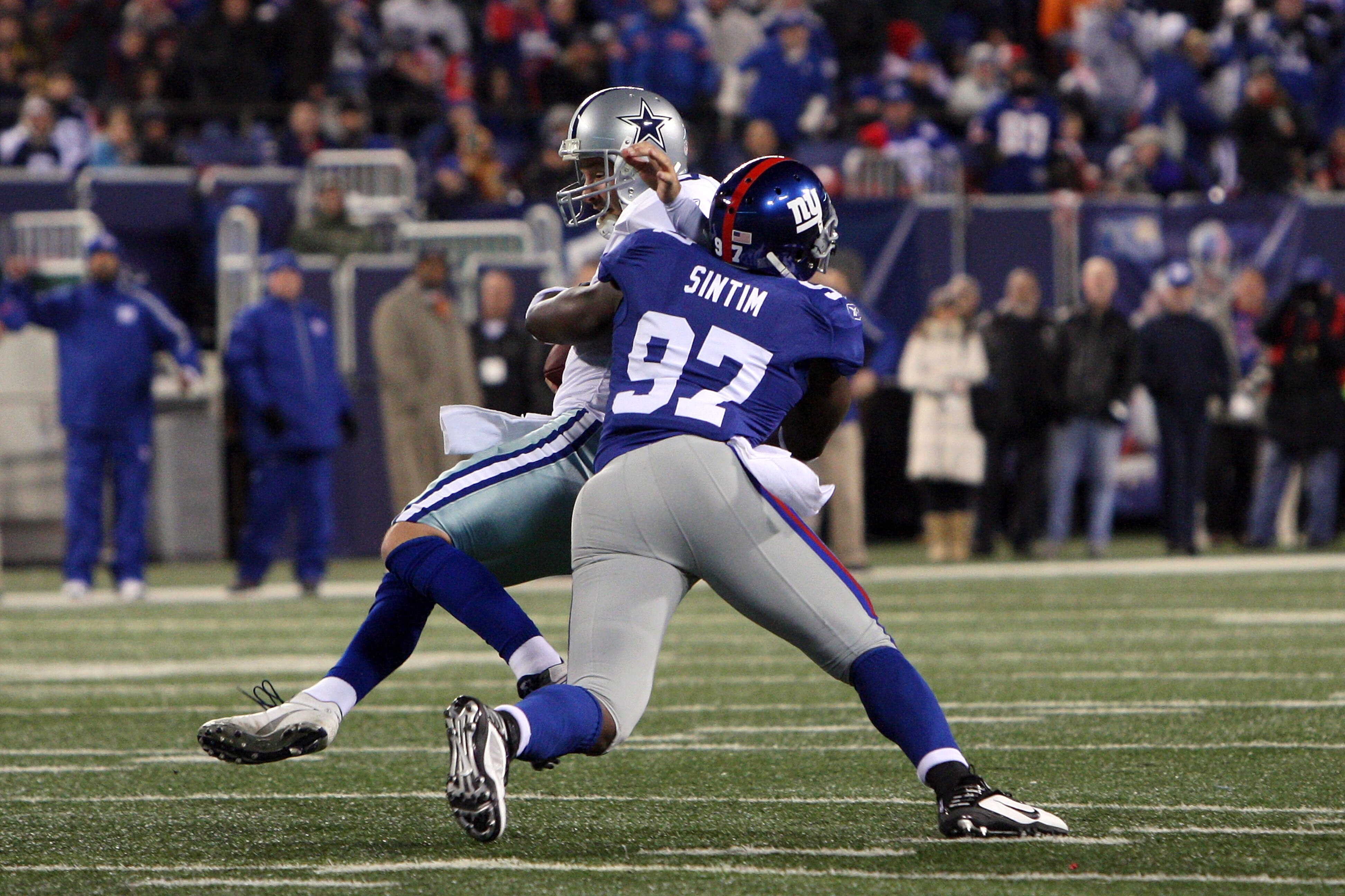 EAST RUTHERFORD, NJ - DECEMBER 06:  Clint Sintim #97 of the New York Giants sacks quarterback Tony Romo #9 of the Dallas Cowboys in the second quarter at Giants Stadium on December 6, 2009 in East Rutherford, New Jersey.  (Photo by Jim McIsaac/Getty Image