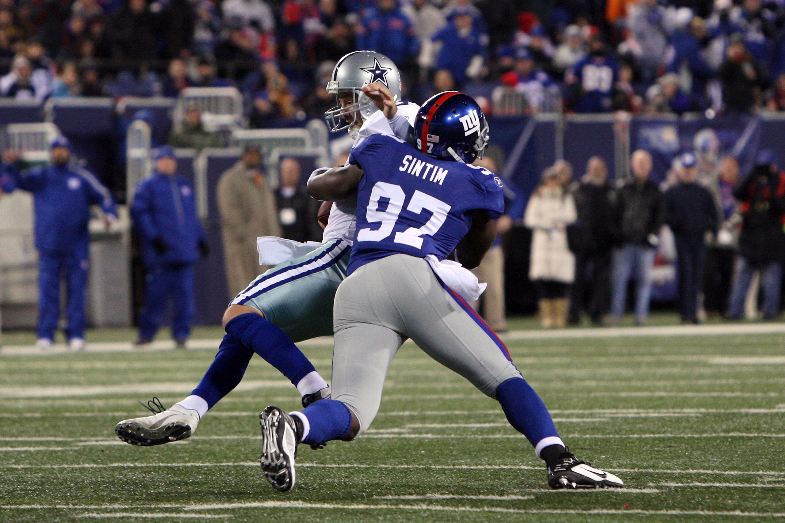 EAST RUTHERFORD, NJ - DECEMBER 06:  Clint Sintim #97 of the New York Giants sacks quarterback Tony Romo #9 of the Dallas Cowboys in the second quarter at Giants Stadium on December 6, 2009 in East Rutherford, New Jersey.  (Photo by Jim McIsaac/Getty Image