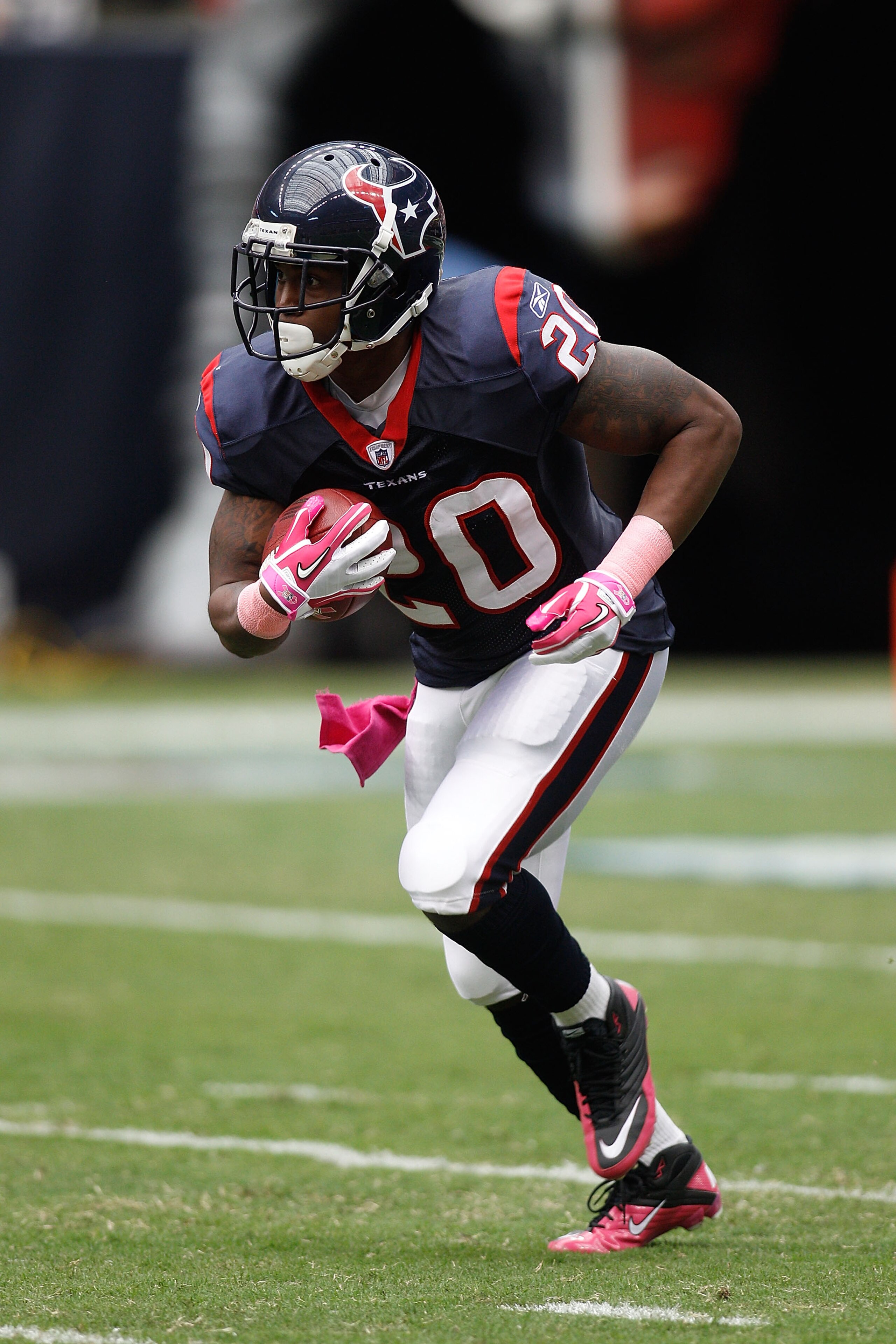 HOUSTON - OCTOBER 10:  Steve Slaton #20 of the Houston Texans in action during the game against  the New York Giants at Reliant Stadium on October 10, 2010 in Houston, Texas.  (Photo by Chris Graythen/Getty Images)
