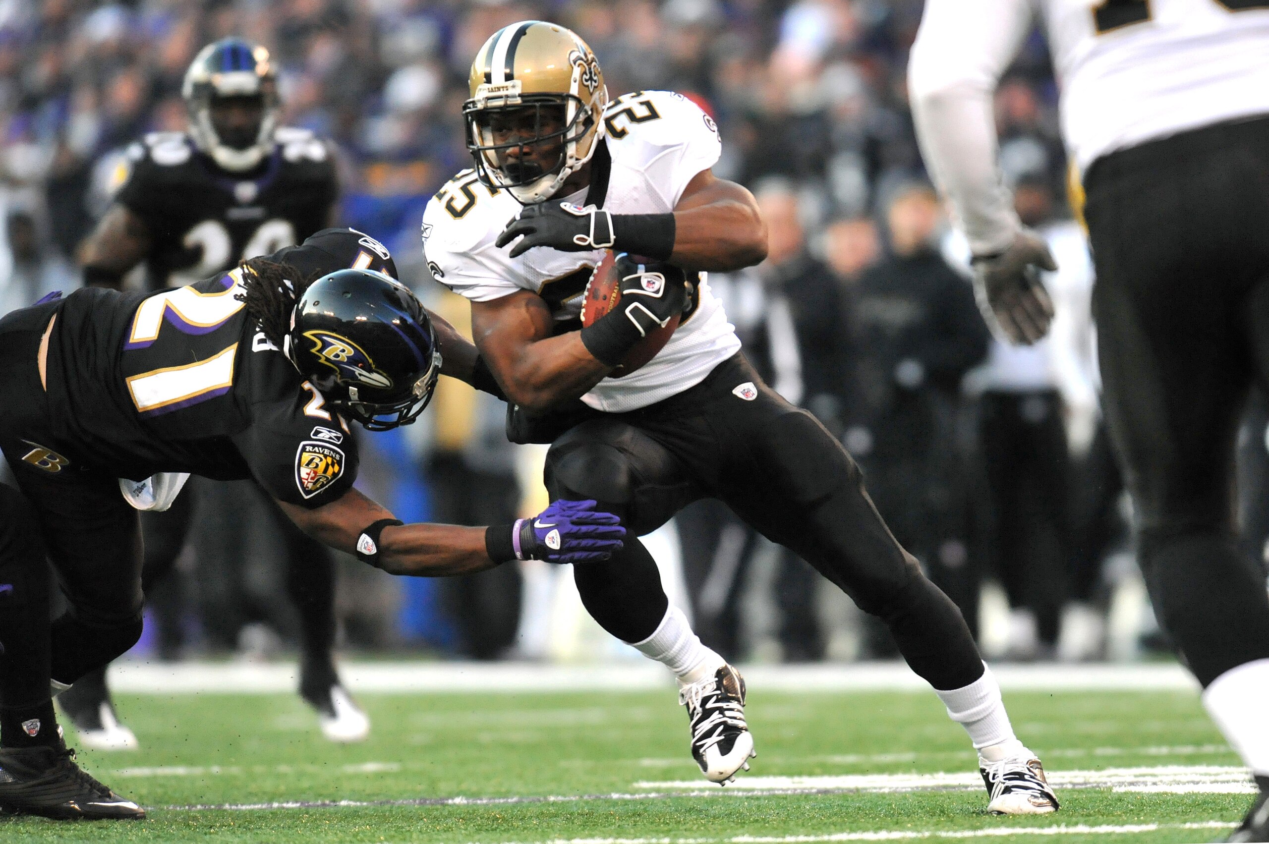 BALTIMORE, MD - DECEMBER 19:  Reggie Bush #25 of the New Orleans Saints runs the ball against the Baltimore Ravens  at M&T Bank Stadium on December 19, 2010 in Baltimore, Maryland. The Ravens defeated the Saints 30-24. (Photo by Larry French/Getty Images)