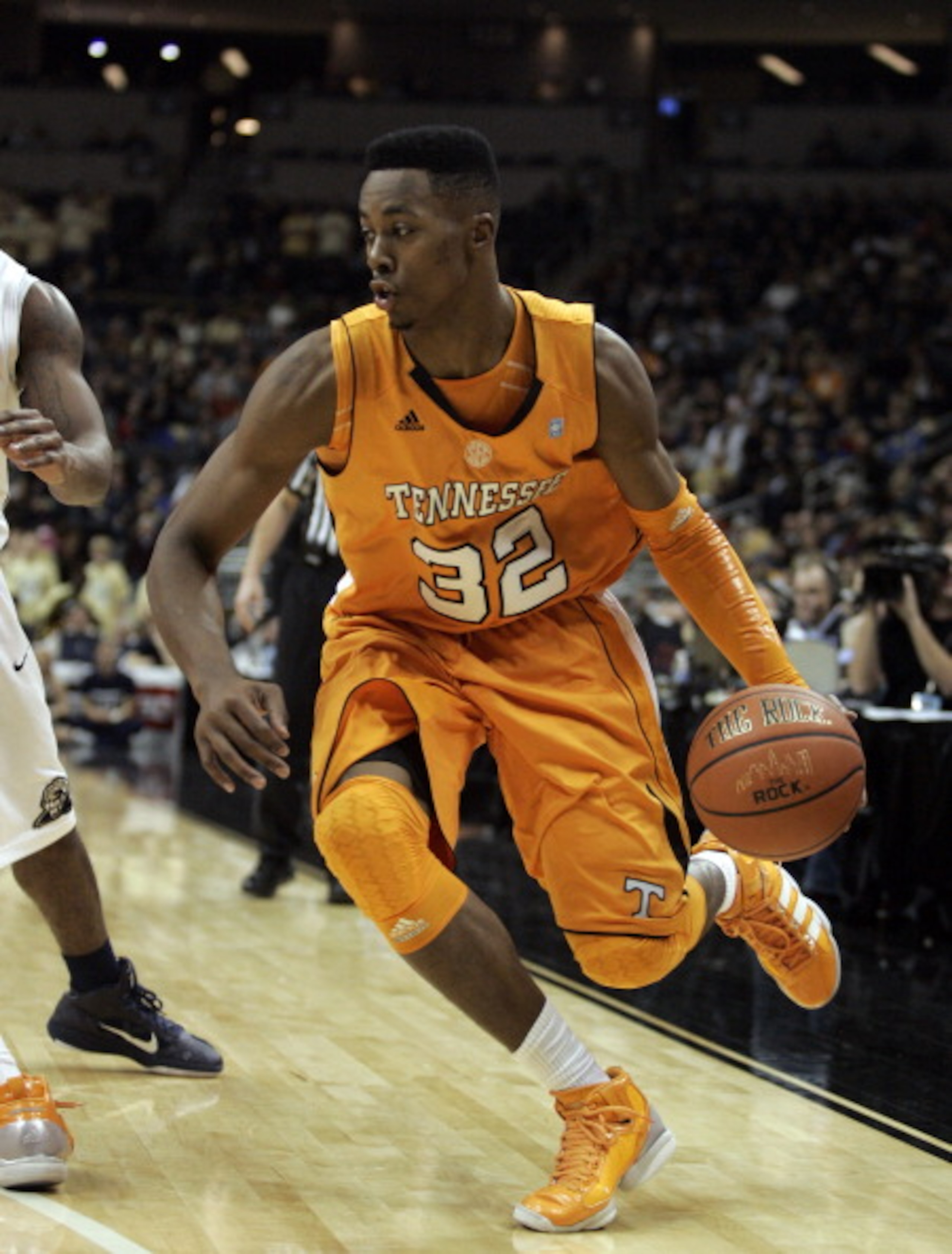 PITTSBURGH, PA - DECEMBER 11:  Scotty Hopson #32 of the Tennessee Volunteers drives to the hoop against the Pittsburgh Panthers during the SEC/BIG EAST Invitational at Consol Energy Center on December 11, 2010 in Pittsburgh, Pennsylvania.  (Photo by Justi