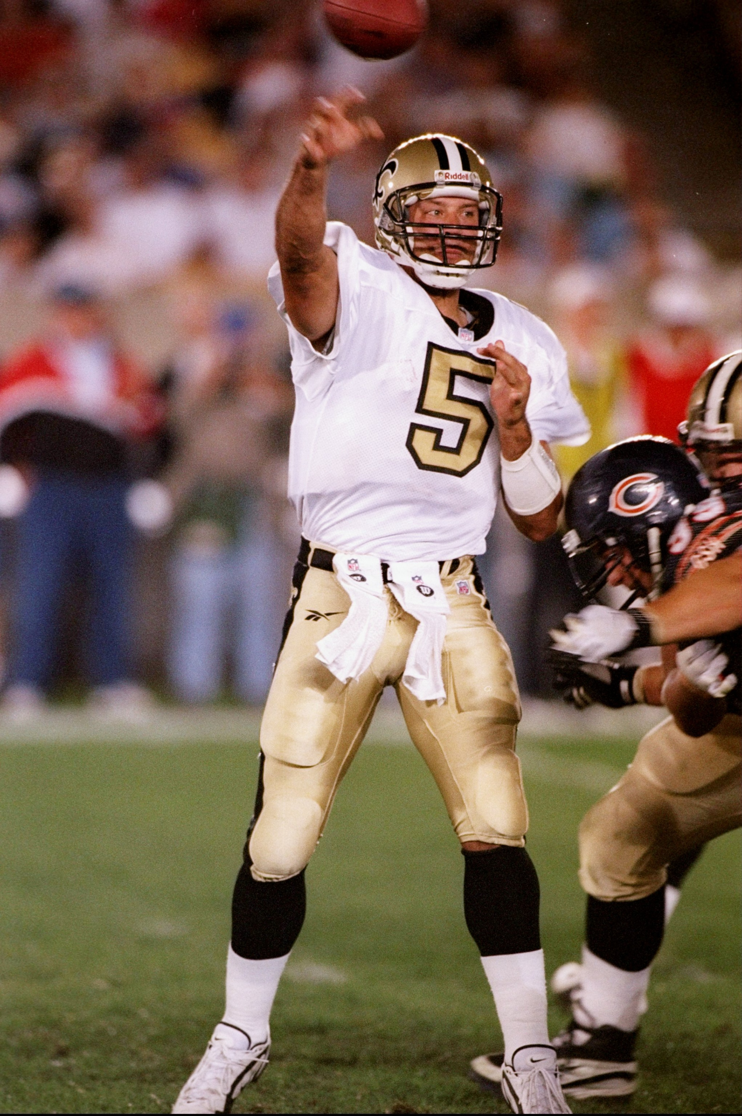 5 Oct 1997:  Quarterback Heath Shuler #5 of the New Orleans Saints throws a pass during the Saints 20-17 win over the Chicago Bears at Soldier Field in Chicago, Illinois. Mandatory Credit: Jonathan Daniel  /Allsport