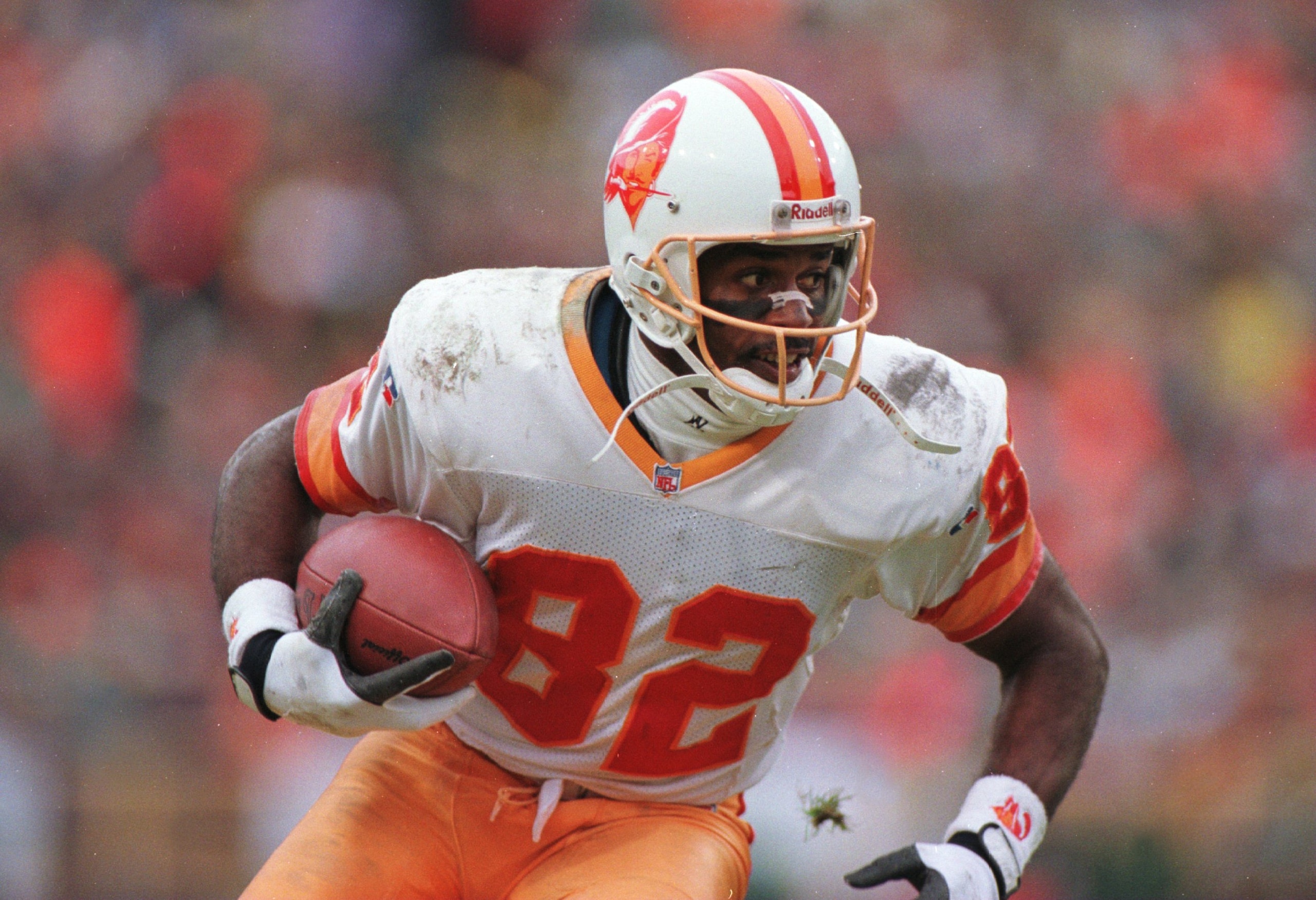 26 Nov 1995: Wide receiver Alvin Harper of the Tampa Bay Buccaneers carries the ball following a reception during the Bucs 35-13 loss to the Green Bay Packers at Lambeau Field in Green Bay Wisconsin.