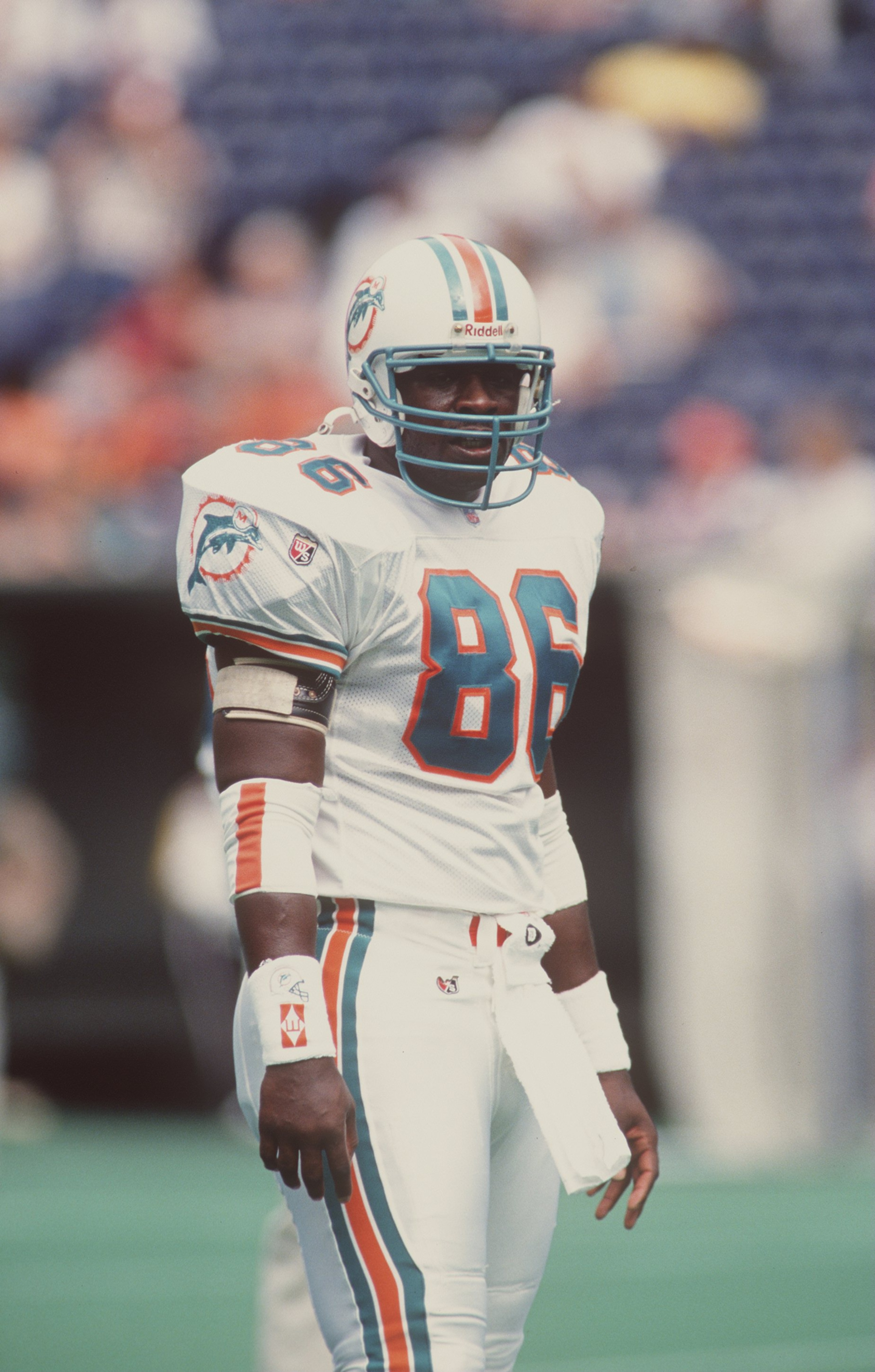 1 Oct 1995:  Tight end Eric Green of the Miami Dolphins scans over the defense as he approaches the line of scrimmage before the beginning of a play during the Dolphins 26-23 victory over the Cincinnati Bengals at Riverfront Stadium in Cincinnati, Ohio.