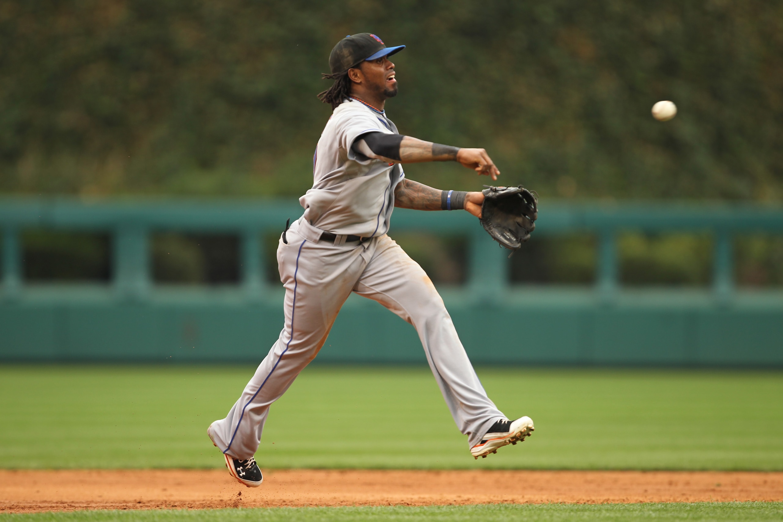 PHILADELPHIA - SEPTEMBER 26: Shortstop Jose Reyes #7 of the New York Mets throws to first base during a game against the Philadelphia Phillies at Citizens Bank Park on September 26, 2010 in Philadelphia, Pennsylvania. (Photo by Hunter Martin/Getty Images)