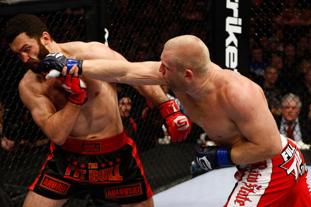 Sergei Kharitonov landing one of the punches that spelled the beginning of the end for Andrei Arlovski.