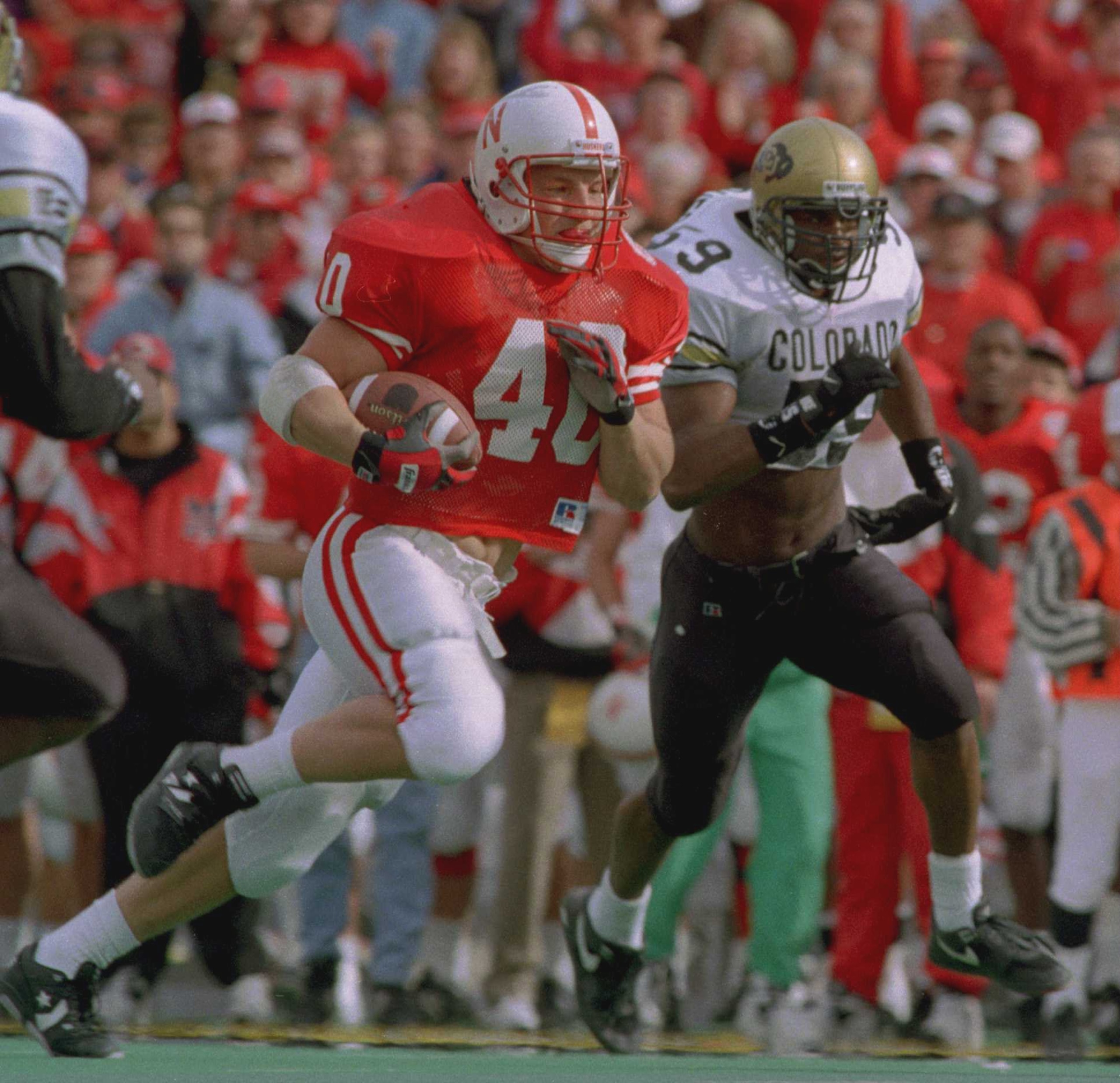 29 OCT 1994: NEBERASKA FULLBACK CORY SCHLESINGER, 40, HEADS DOWN FIELD TO START THE SECOND QUARTER AS COLORADO''S GREG JONES PURSUES DURING NEBRASKA 24-7 VICTORY COLORADO AT MEMORIAL STADIUM IN LINCOLN, NEBRASKA. Mandatory Credit: Todd Rosenberg/ALLSPORT 29 OCT 1994: NEBERASKA FULLBACK CORY SCHLESINGER, 40, HEADS DOWN FIELD TO START THE SECOND QUARTER AS COLORADO''S GREG JONES PURSUES DURING NEBRASKA 24-7 VICTORY COLORADO AT MEMORIAL STADIUM IN LINCOLN, NEBRASKA. Mandatory Credit: Todd Rosenberg/ALLSPORT