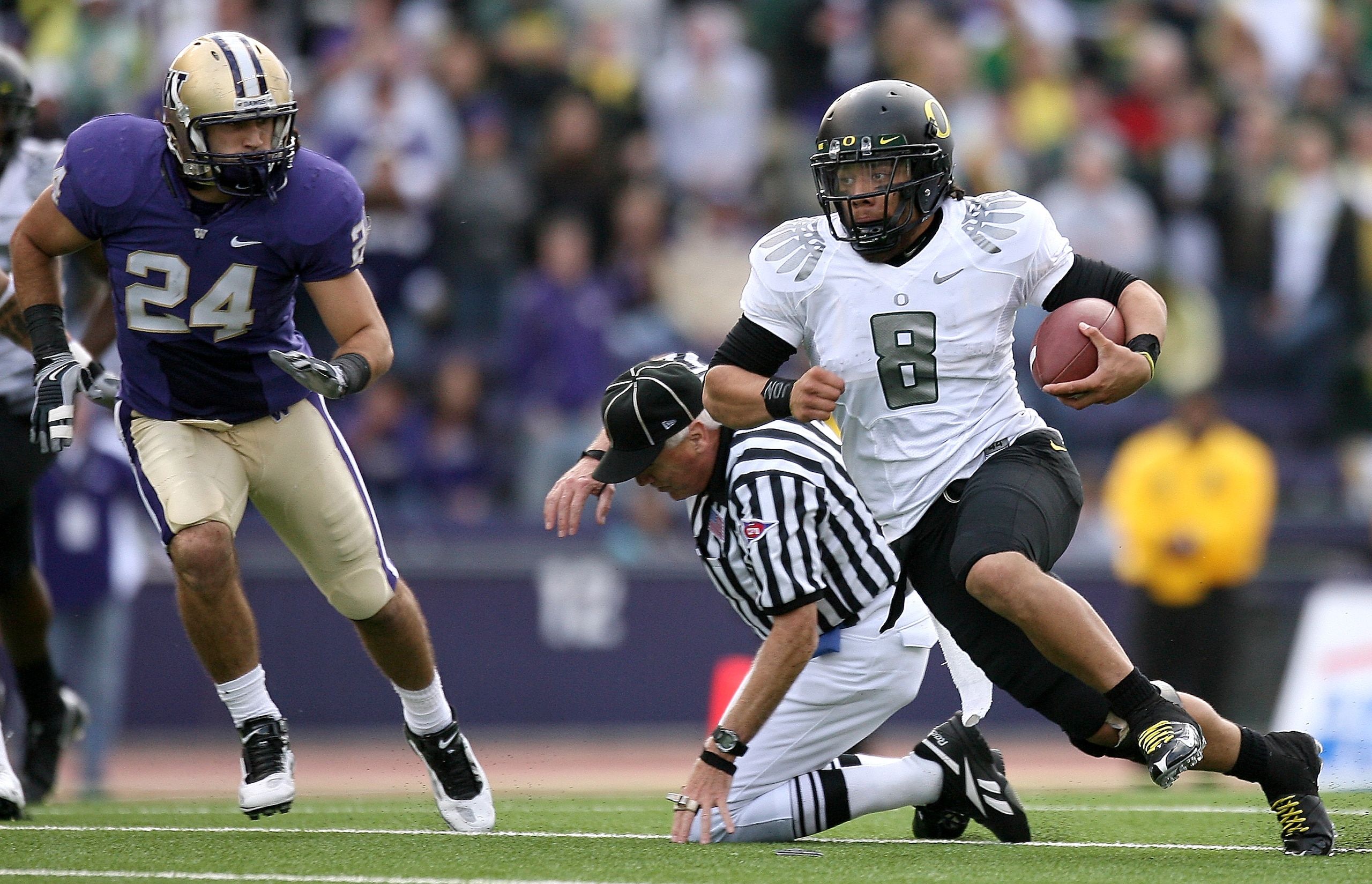SEATTLE - OCTOBER 24: Quarterback Jeremiah Masoli #8 of the Oregon Ducks rushes against Joshua Gage #24 of the Washington Huskies on October 24, 2009 at Husky Stadium in Seattle, Washington. The Ducks defeated the Huskies 43-19. (Photo by Otto Greule Jr/ SEATTLE - OCTOBER 24: Quarterback Jeremiah Masoli #8 of the Oregon Ducks rushes against Joshua Gage #24 of the Washington Huskies on October 24, 2009 at Husky Stadium in Seattle, Washington. The Ducks defeated the Huskies 43-19. (Photo by Otto Greule Jr/