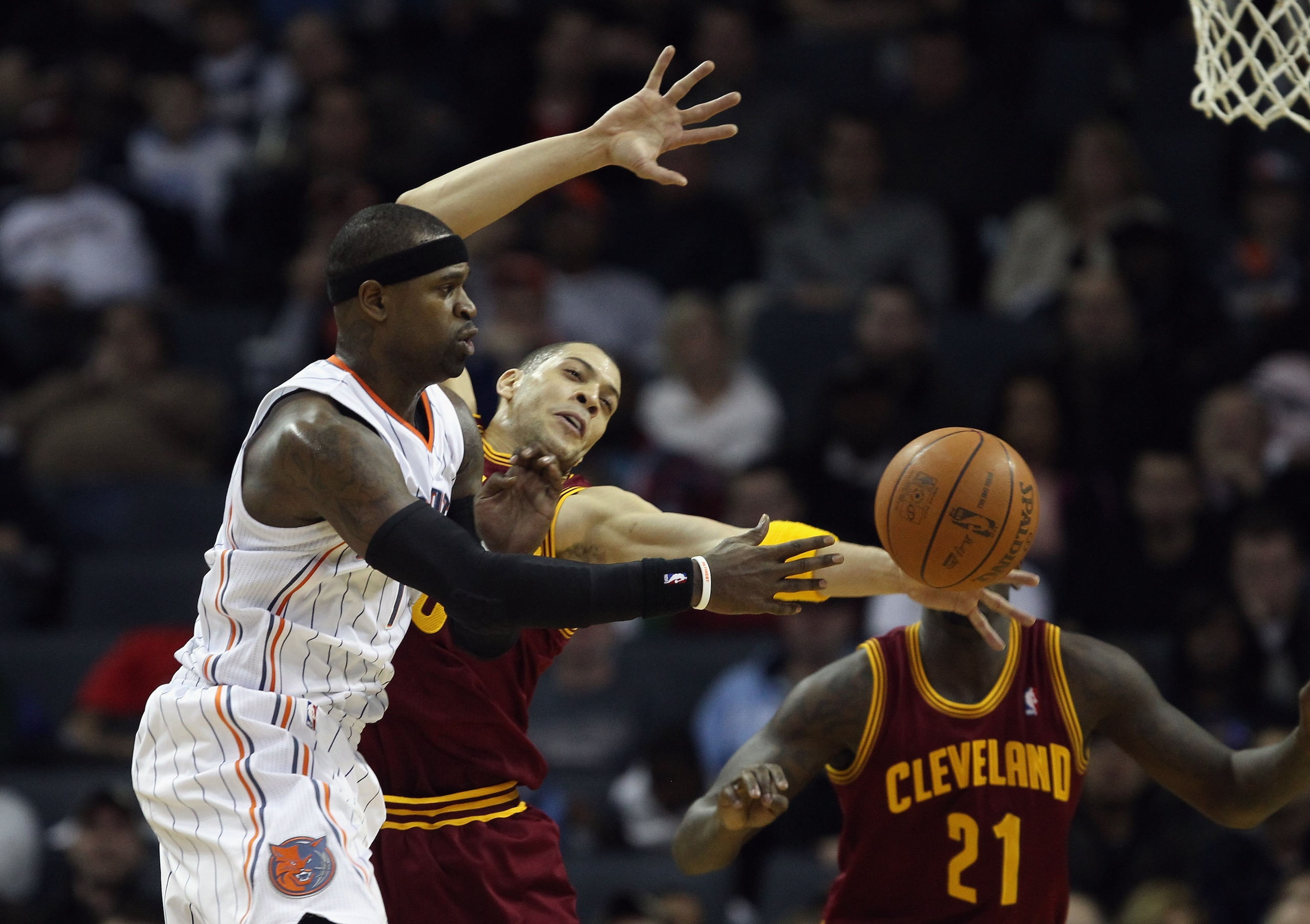 CHARLOTTE, NC - DECEMBER 29: Anthony Parker #18 of the Cleveland Cavaliers tries to stop Stephen Jackson #1 of the Charlotte Bobcats during their game at Time Warner Cable Arena on December 29, 2010 in Charlotte, North Carolina. NOTE TO USER: User expres CHARLOTTE, NC - DECEMBER 29: Anthony Parker #18 of the Cleveland Cavaliers tries to stop Stephen Jackson #1 of the Charlotte Bobcats during their game at Time Warner Cable Arena on December 29, 2010 in Charlotte, North Carolina. NOTE TO USER: User expres
