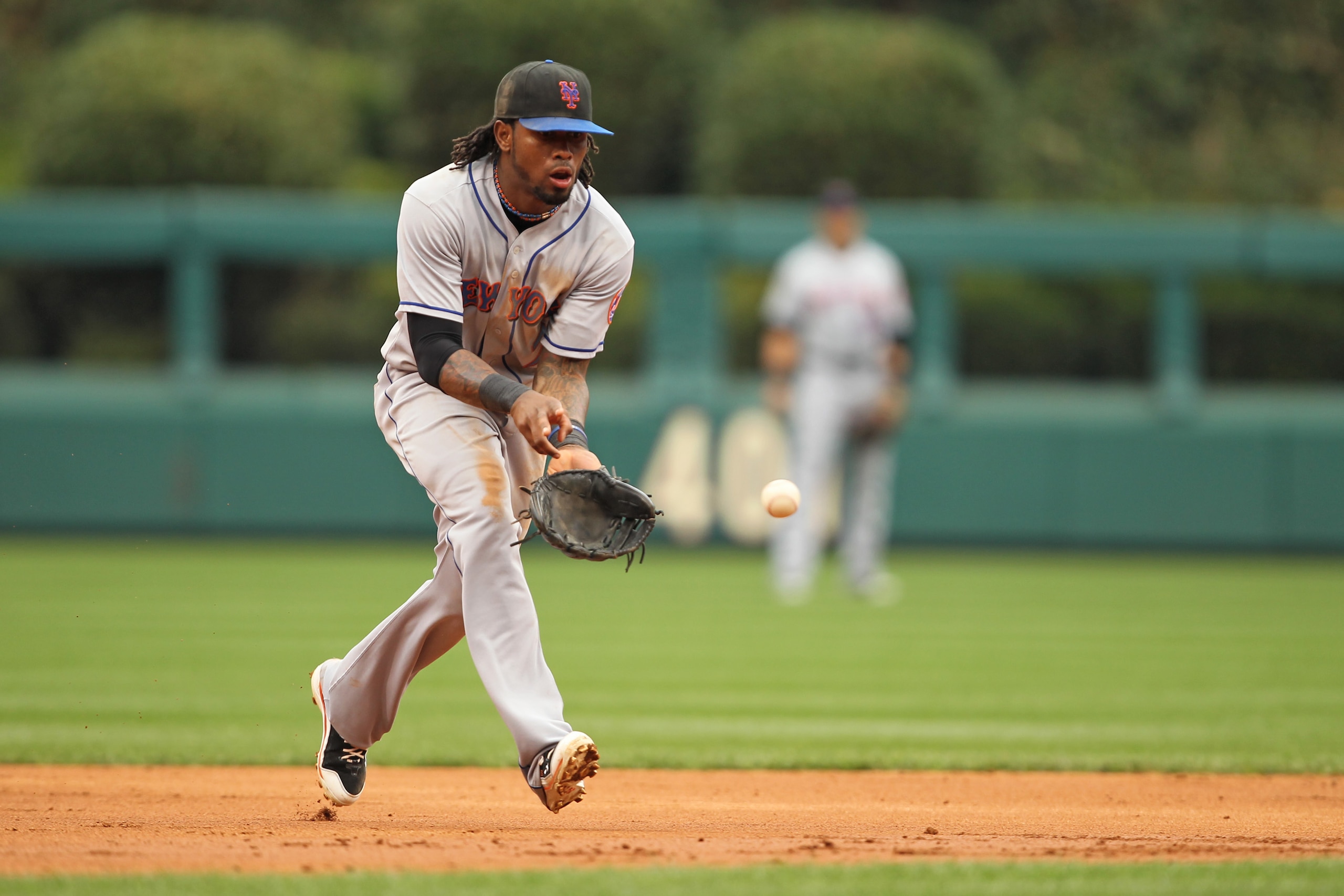 PHILADELPHIA - SEPTEMBER 26: Shortstop Jose Reyes #7 of the New York Mets fields a ground ball during a game against the Philadelphia Phillies at Citizens Bank Park on September 26, 2010 in Philadelphia, Pennsylvania. (Photo by Hunter Martin/Getty Images)
