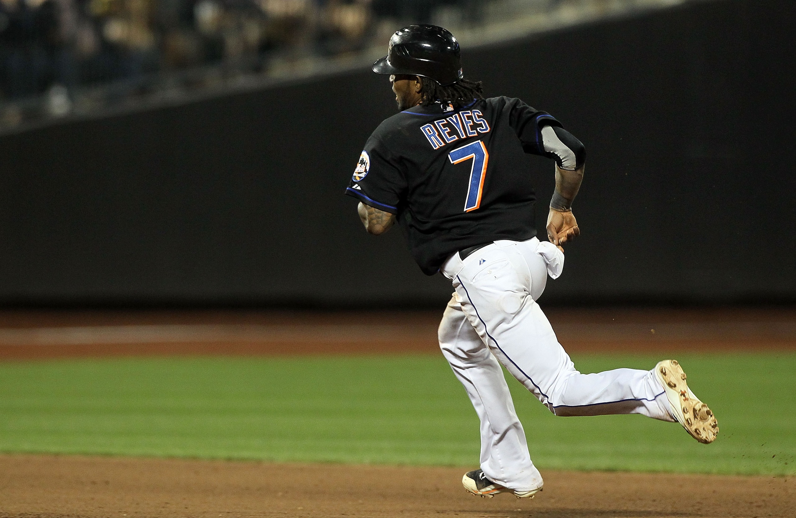 NEW YORK - JULY 31:  Jose Reyes #7 of the New York Mets runs against the Arizona Diamondbacks on July 31, 2010 at Citi Field in the Flushing neighborhood of the Queens borough of New York City.  (Photo by Jim McIsaac/Getty Images)
